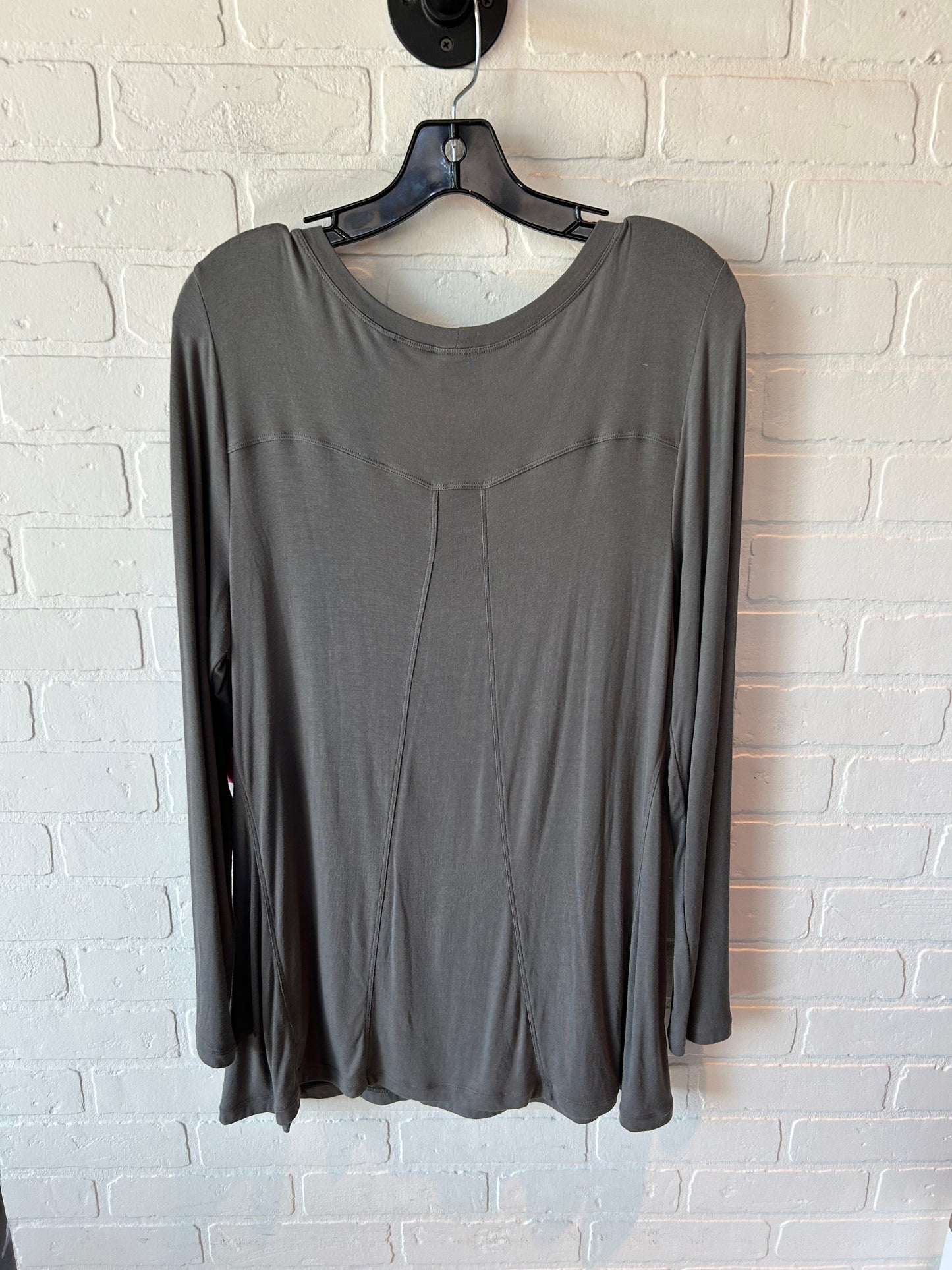 Top Long Sleeve Basic By Cabi In Grey, Size: M