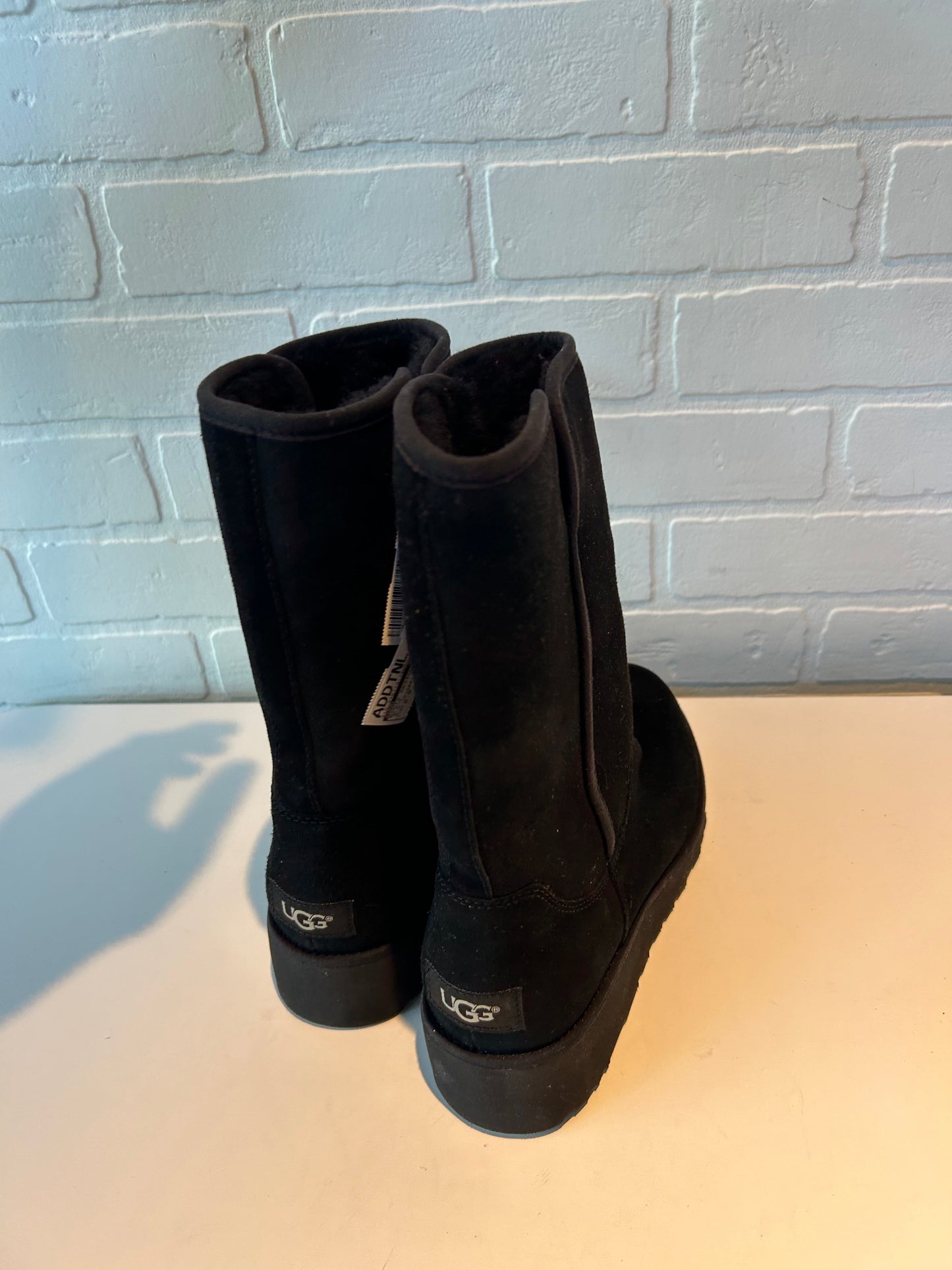 Boots Designer By Ugg In Black, Size: 8.5