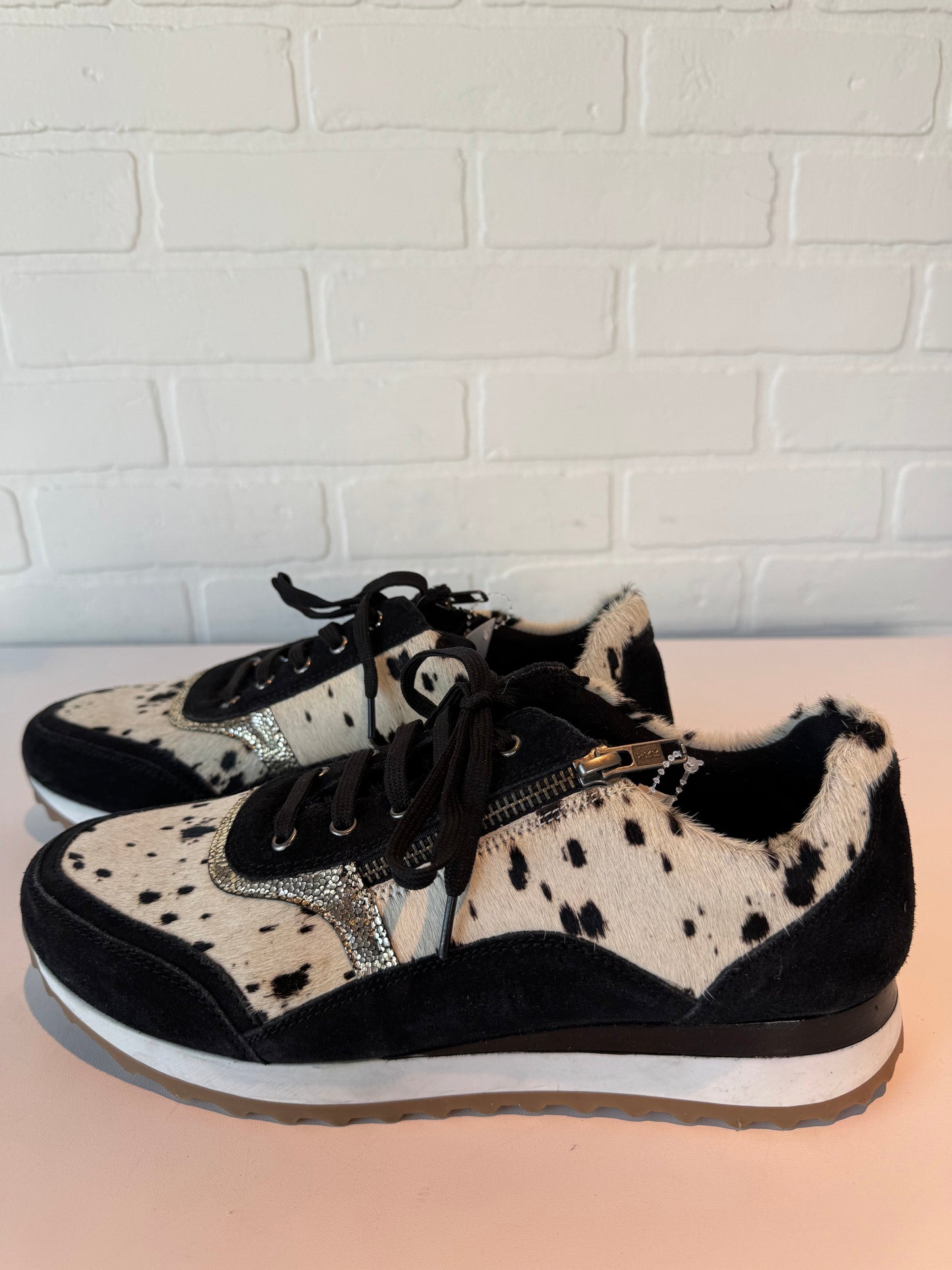 Shoes Sneakers By Myra In Black & Cream, Size: 10