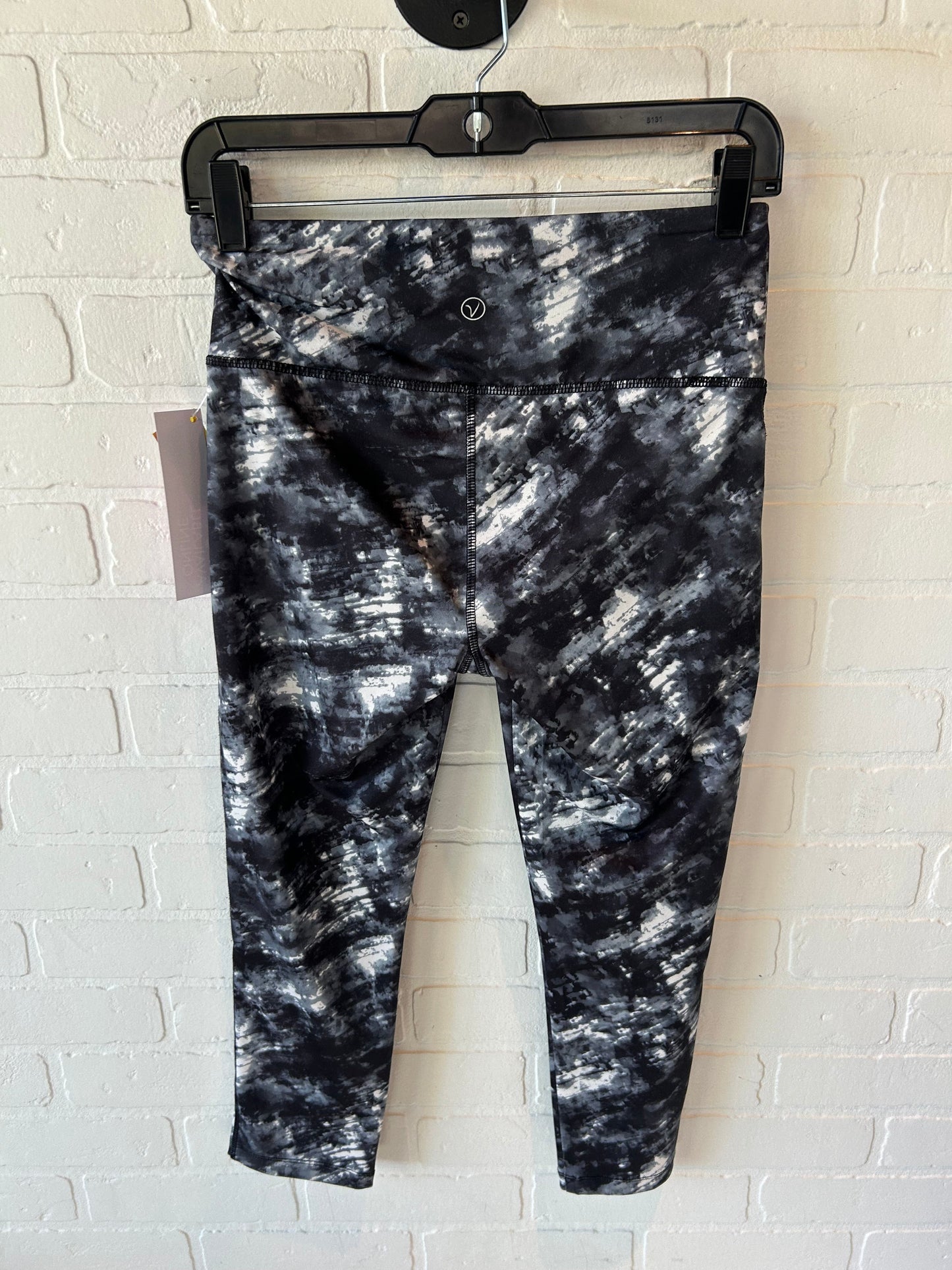 Athletic Capris By Yogalicious In Black & Grey, Size: 4