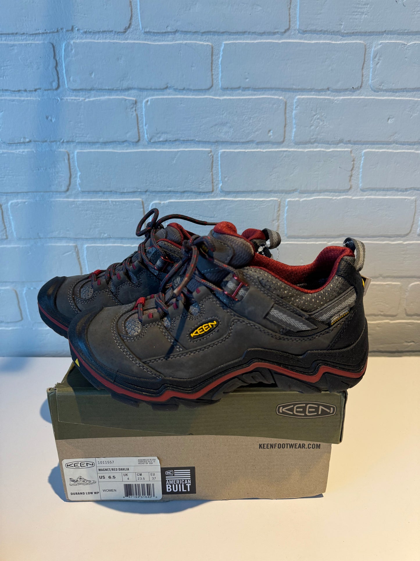 Shoes Hiking By Keen In Grey & Red, Size: 6.5