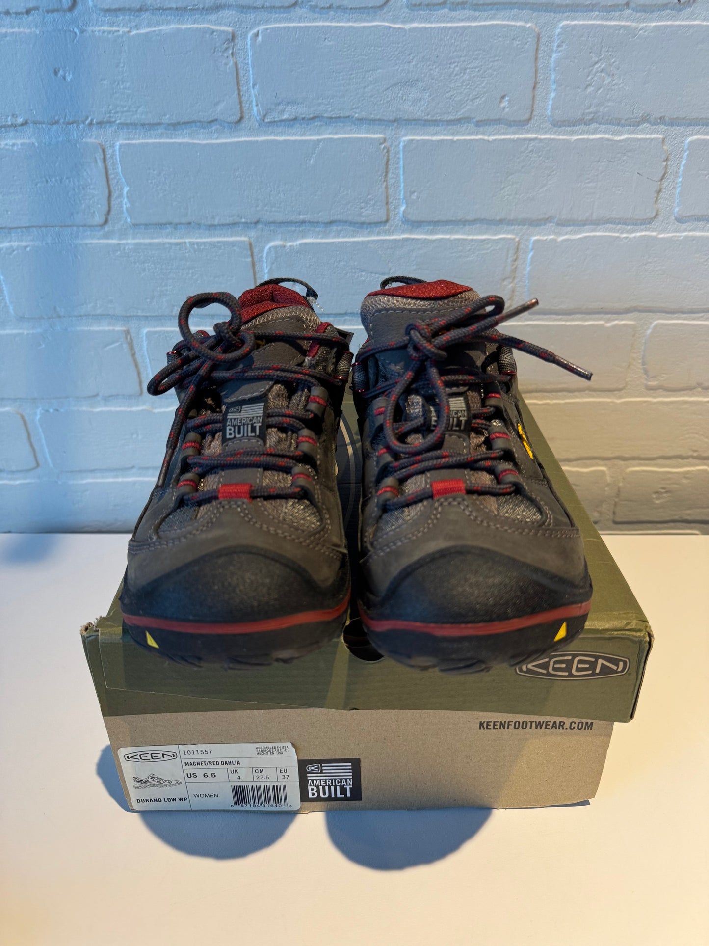 Shoes Hiking By Keen In Grey & Red, Size: 6.5