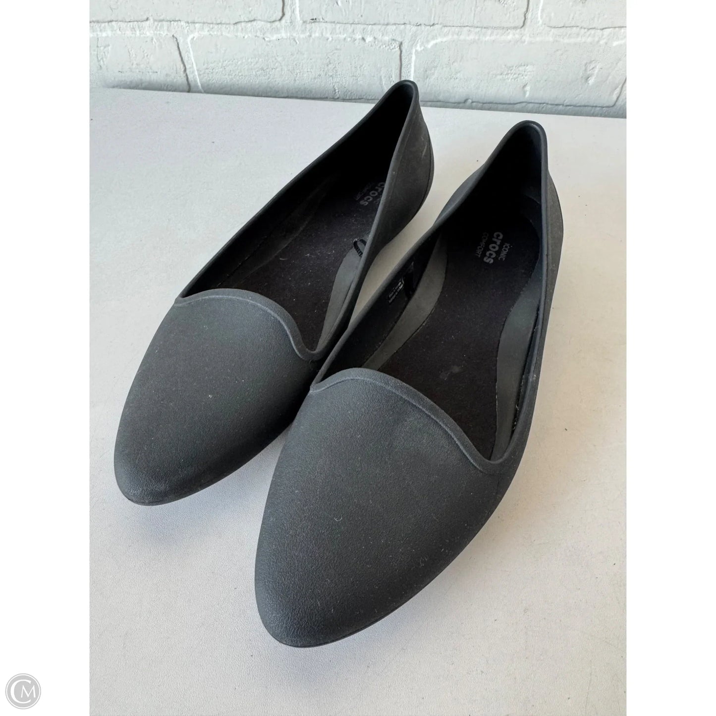 Shoes Flats By Crocs In Black, Size: 9