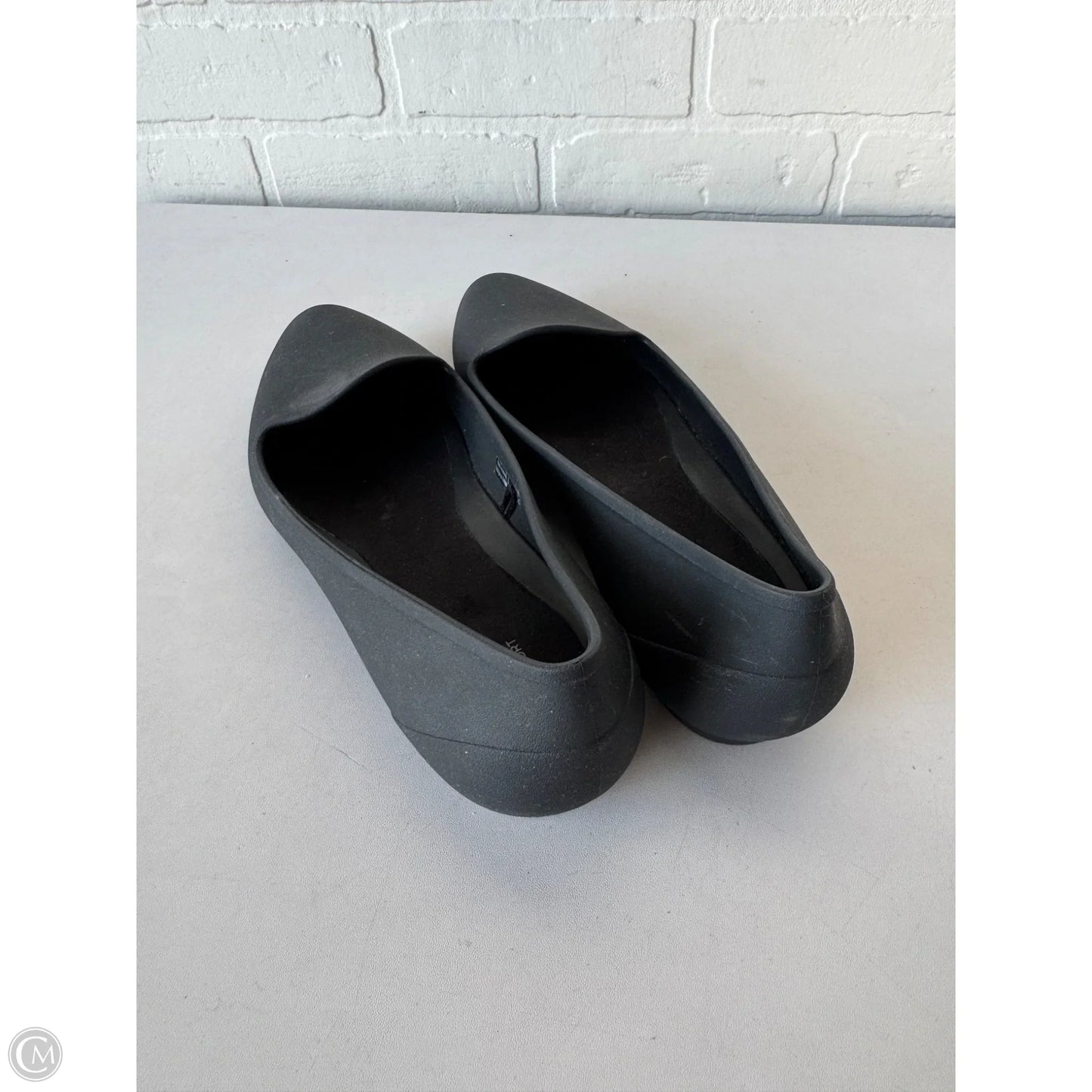 Shoes Flats By Crocs In Black, Size: 9