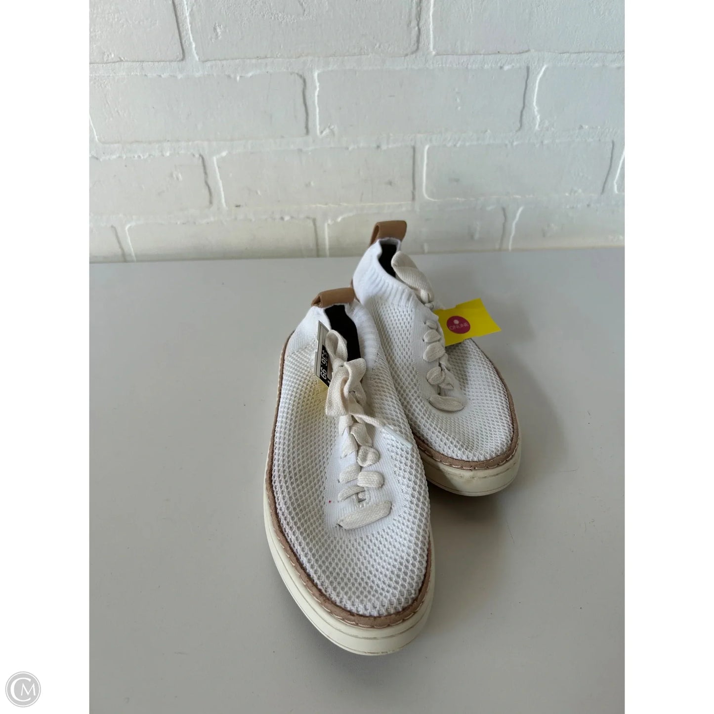 Shoes Designer By Ugg In White, Size: 7