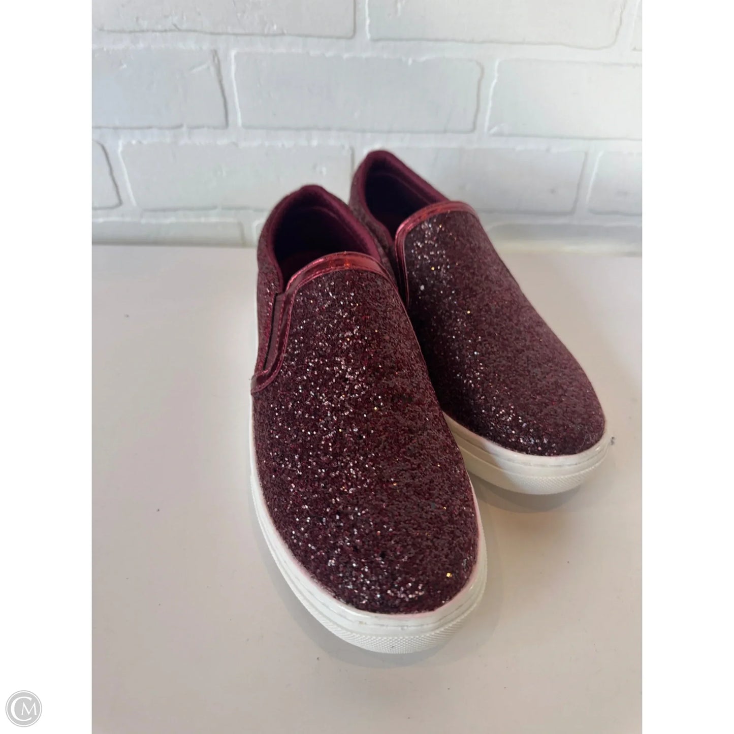 Shoes Sneakers By Skechers In Red & White, Size: 9