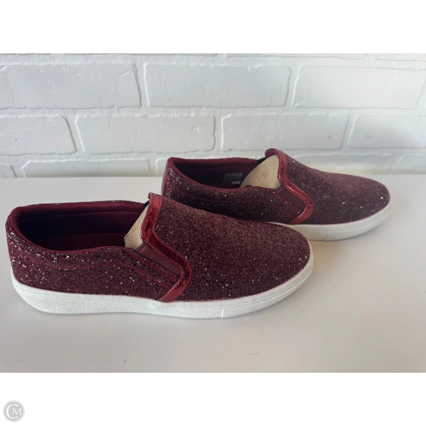 Shoes Sneakers By Skechers In Red & White, Size: 9