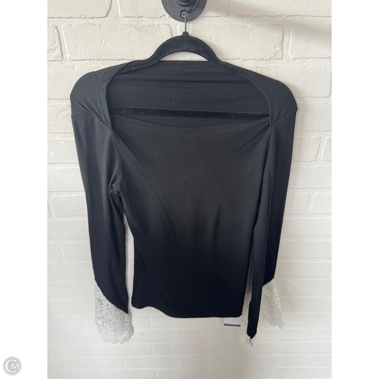 Top Long Sleeve By Clothes Mentor In Black & White, Size: M