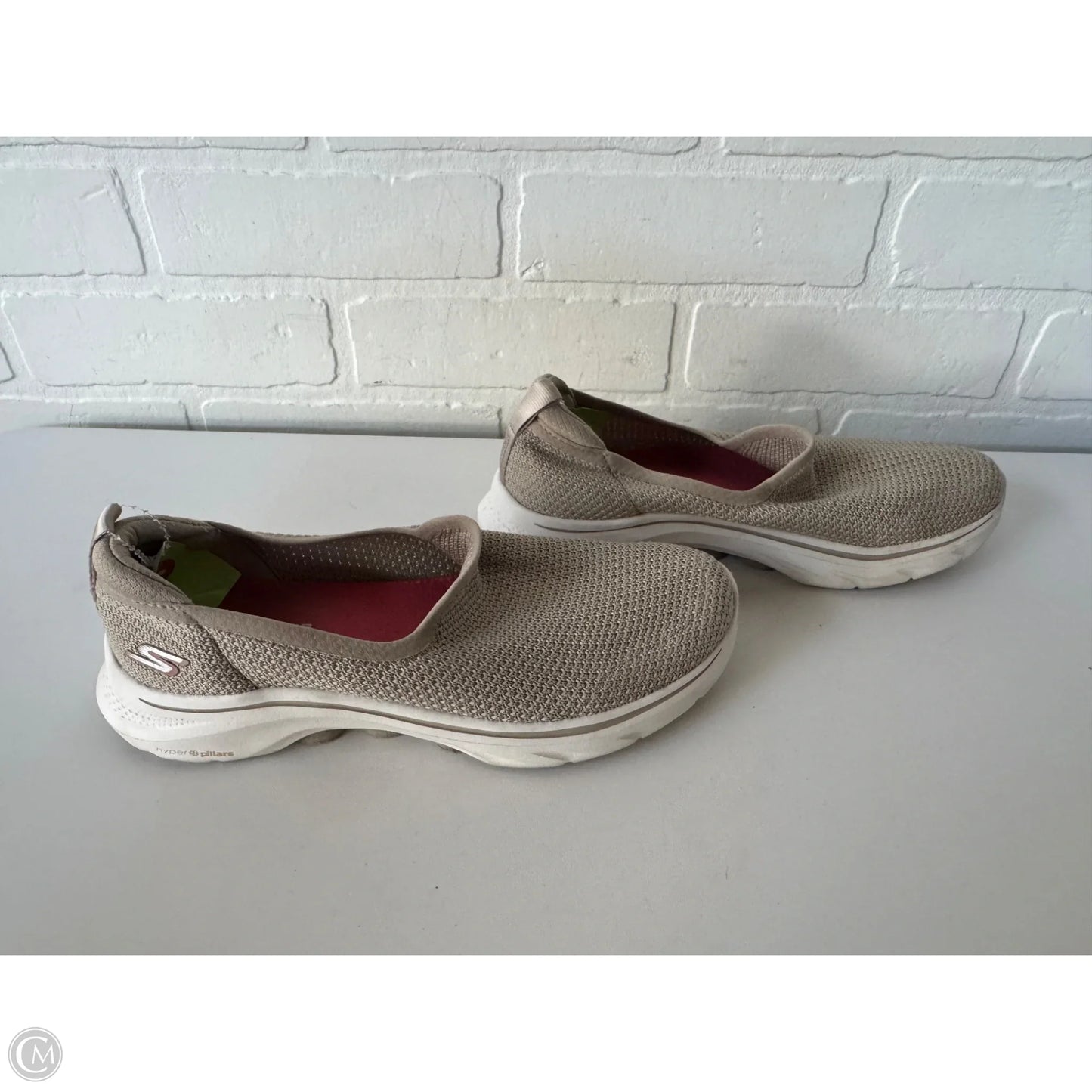 Shoes Sneakers By Skechers In Tan & White, Size: 5.5