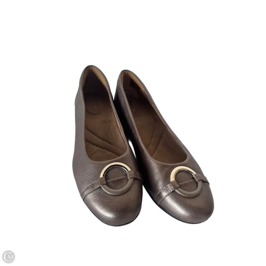 Shoes Flats By Clarks In Gold, Size: 8