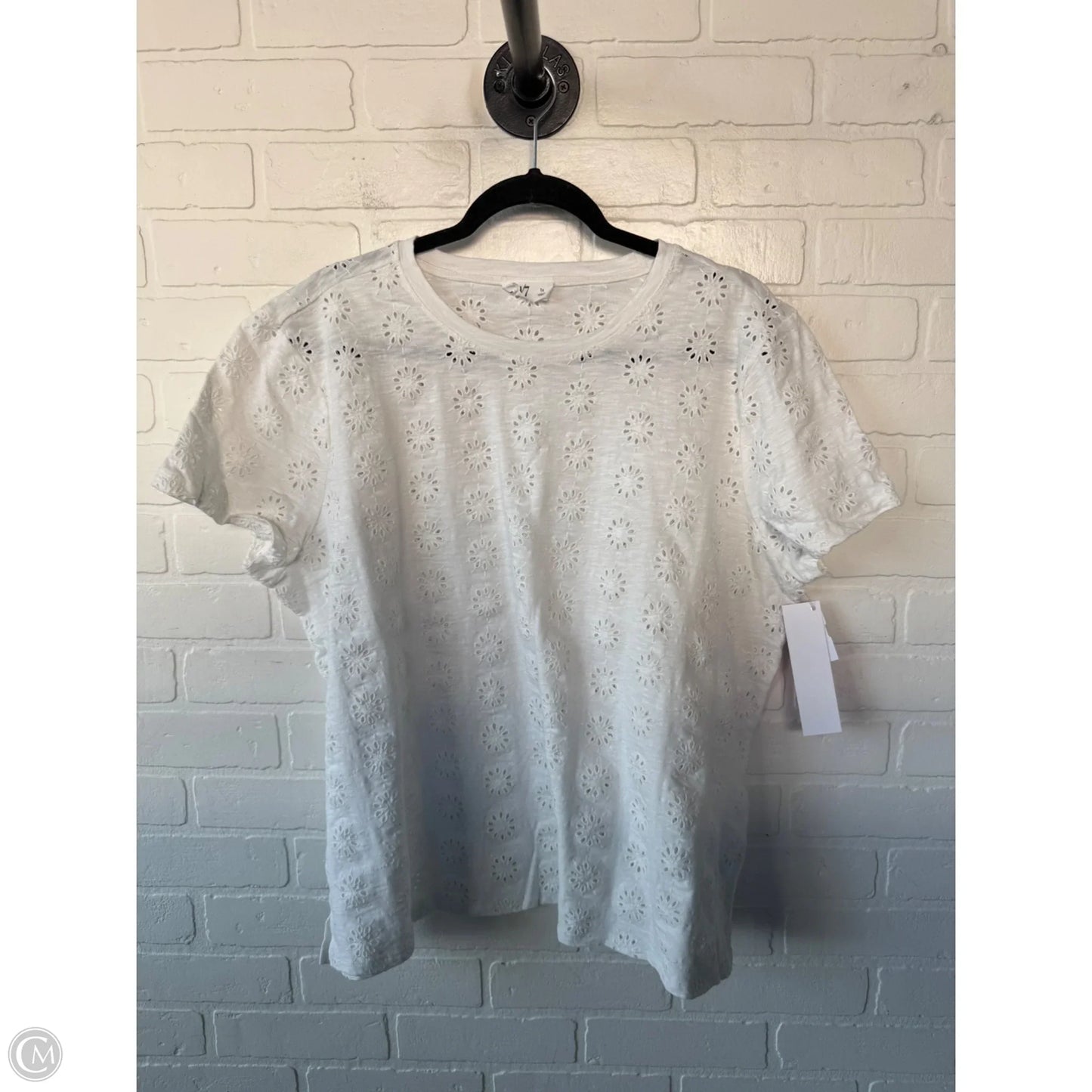 Top Short Sleeve By Maurices In White, Size: 1x