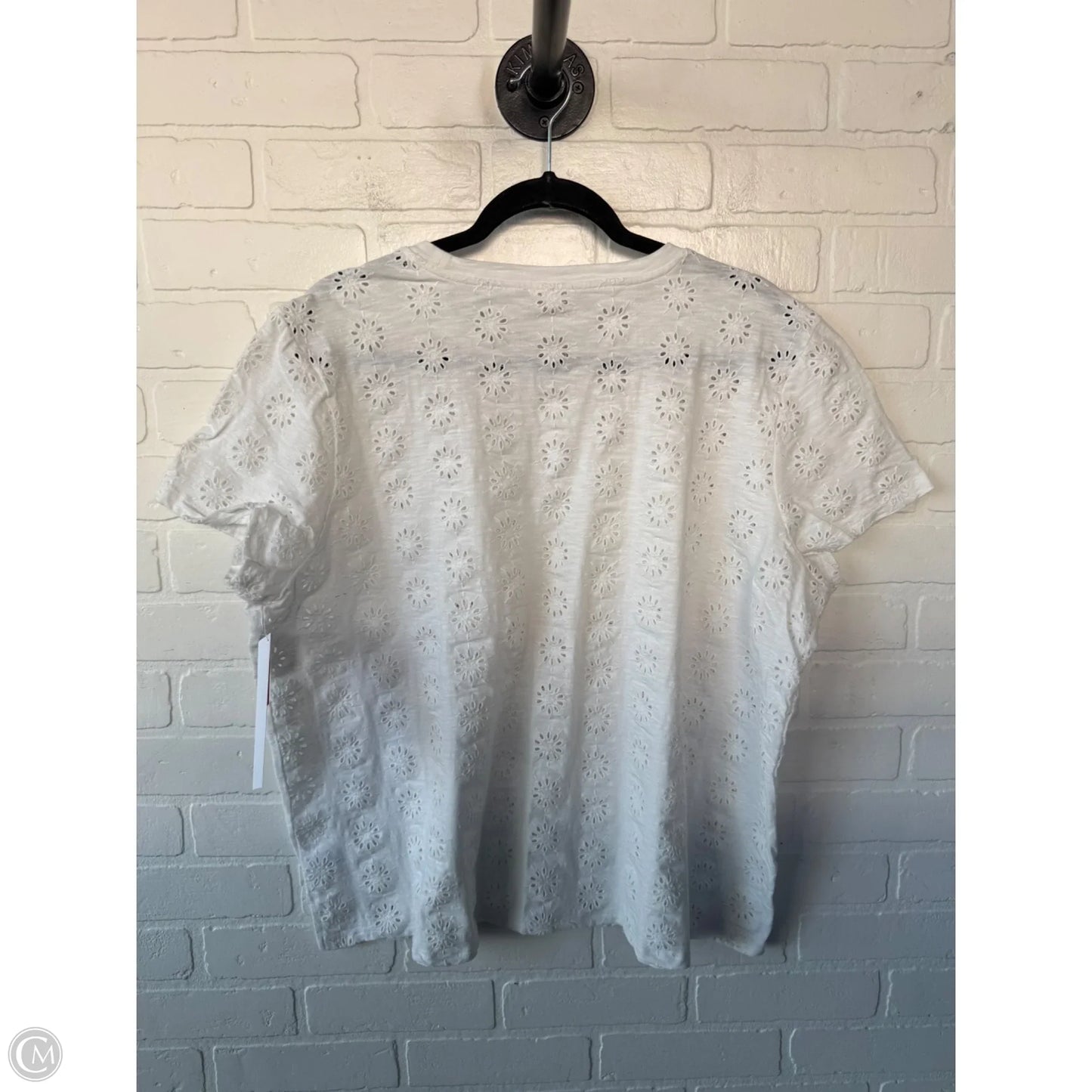 Top Short Sleeve By Maurices In White, Size: 1x