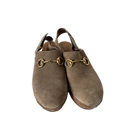 Shoes Luxury Designer By Gucci In Brown & Gold, Size: 8