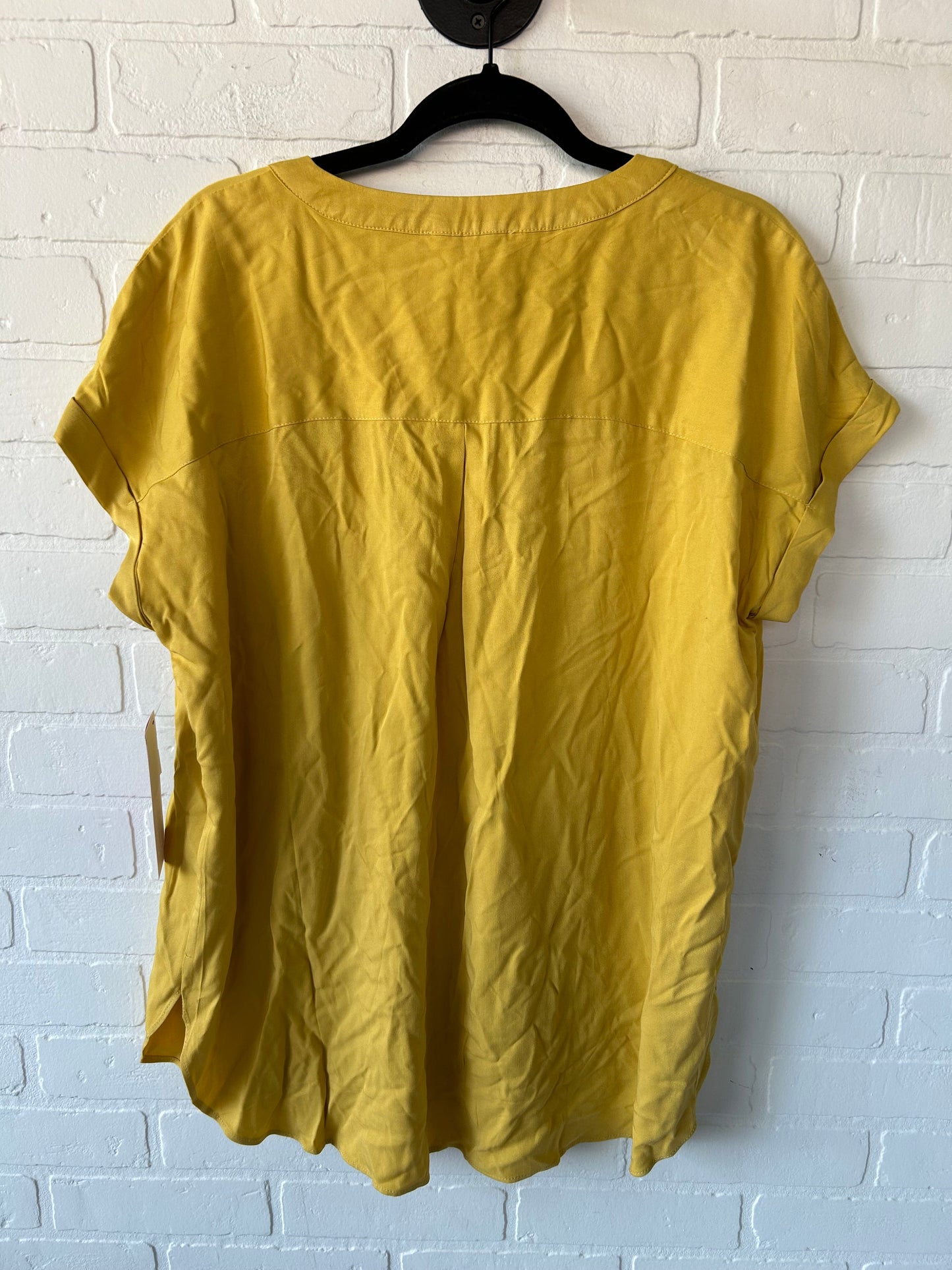 Top Short Sleeve By Rose And Olive In Yellow, Size: Xl