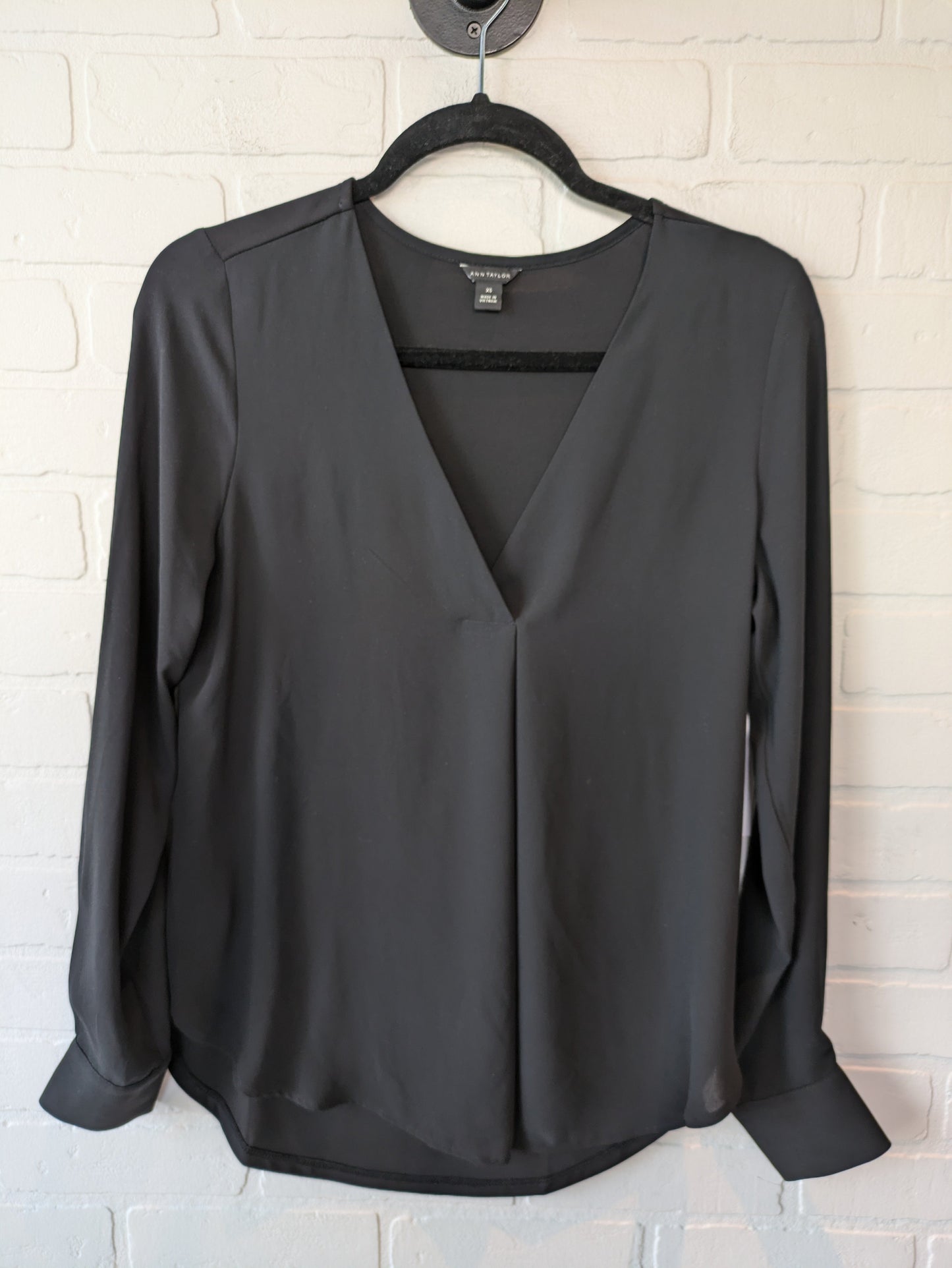 Top Long Sleeve By Ann Taylor In Black, Size: Xs