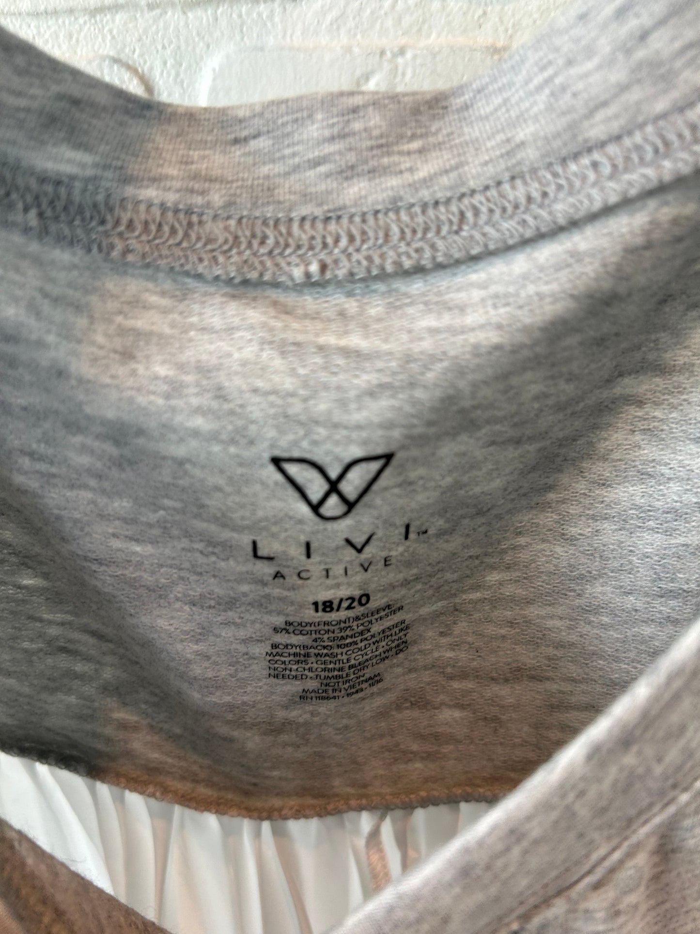 Top Long Sleeve By Livi Active In Grey & White, Size: 1x