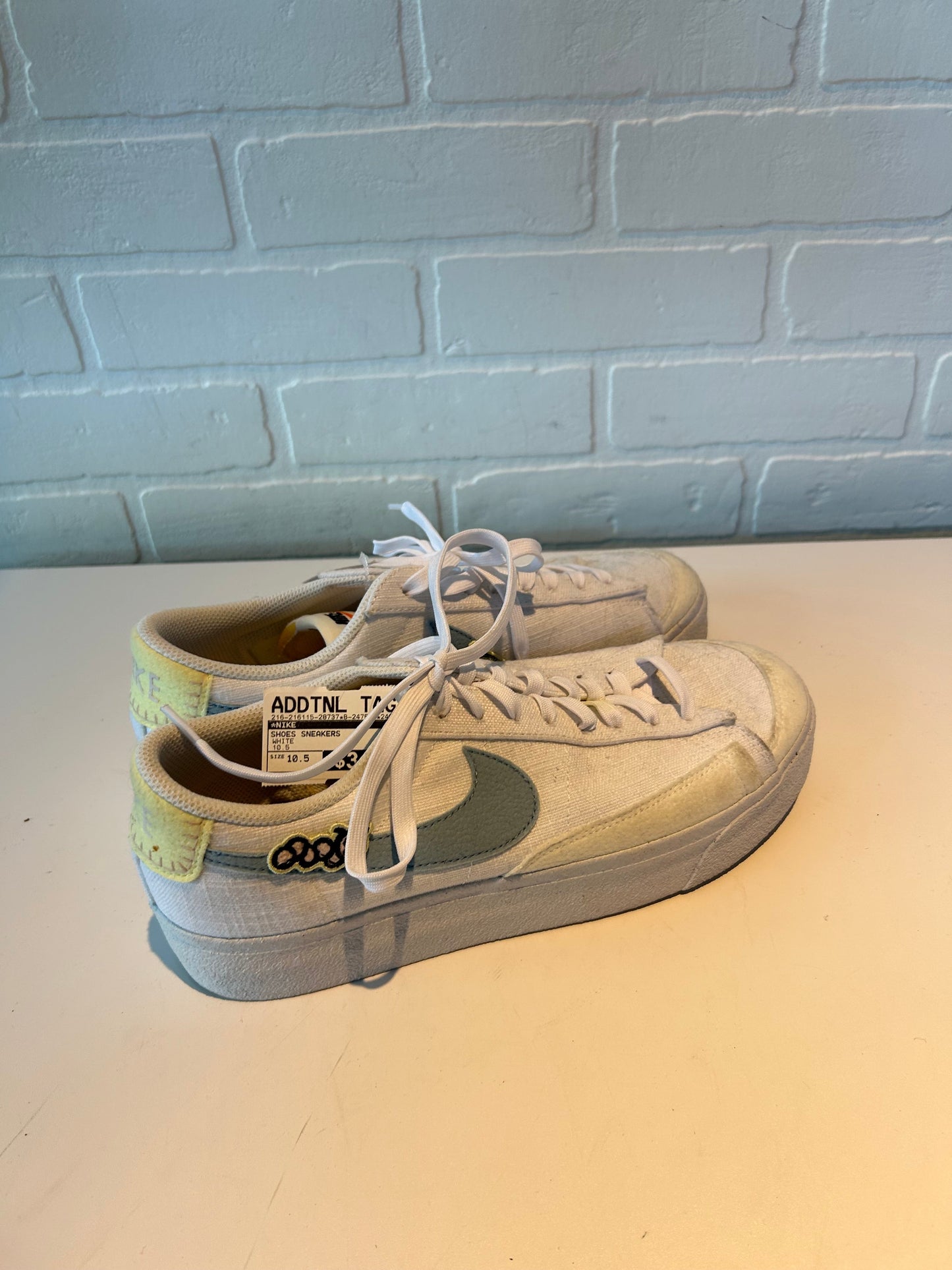 Shoes Sneakers By Nike In White, Size: 10.5