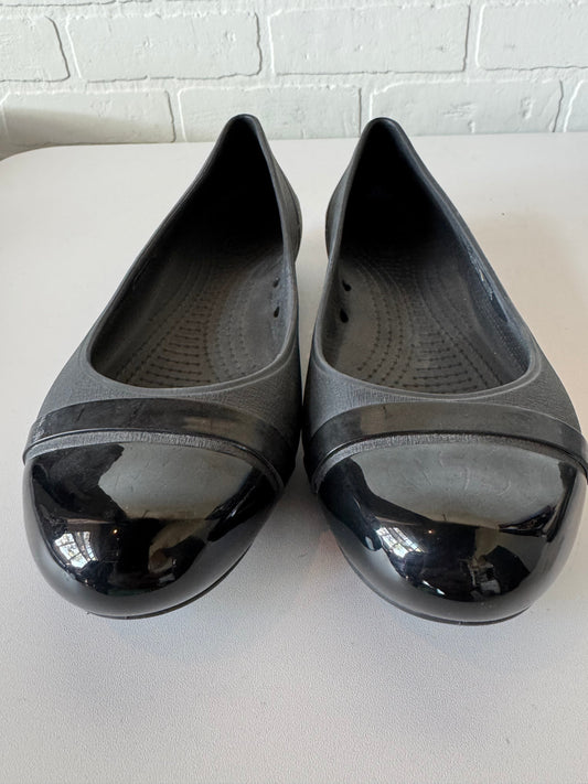 Shoes Flats By Crocs In Black, Size: 7