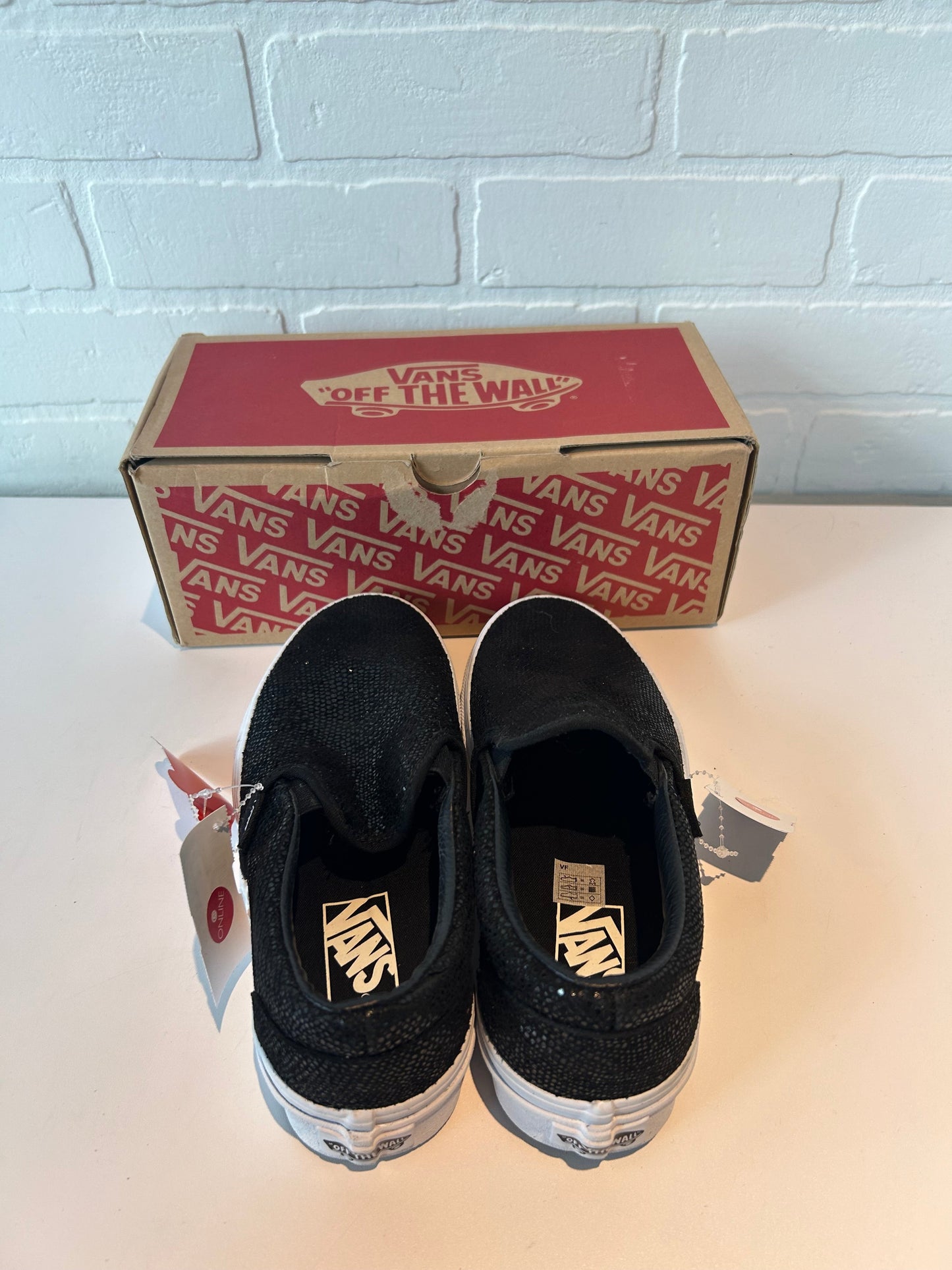 Shoes Sneakers By Vans In Black, Size: 6