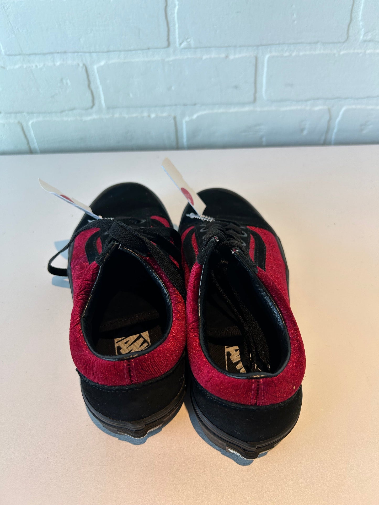 Shoes Sneakers By Vans In Black & Red, Size: 5.5