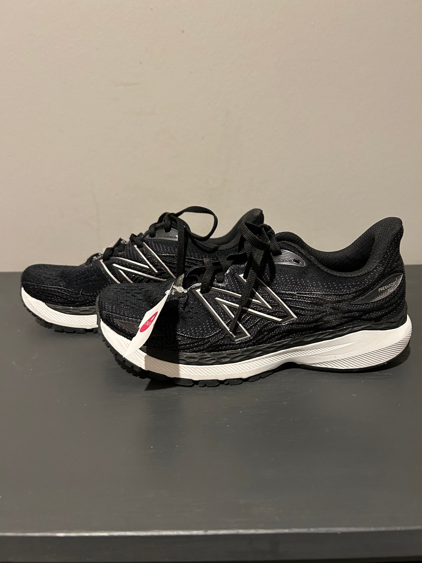 Shoes Athletic By New Balance In Black & White, Size: 6.5