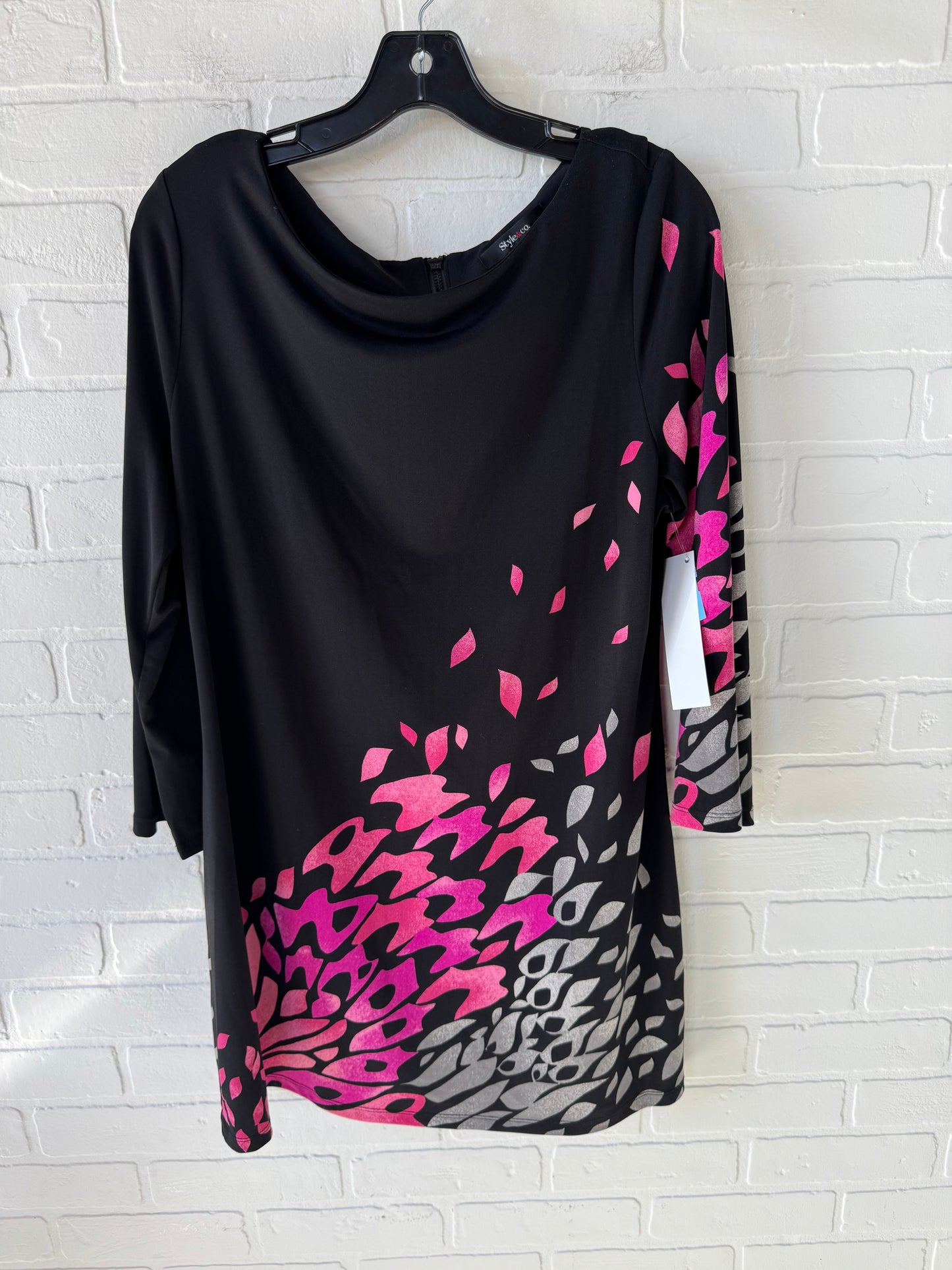 Dress Casual Short By Style And Company In Black & Pink, Size: L