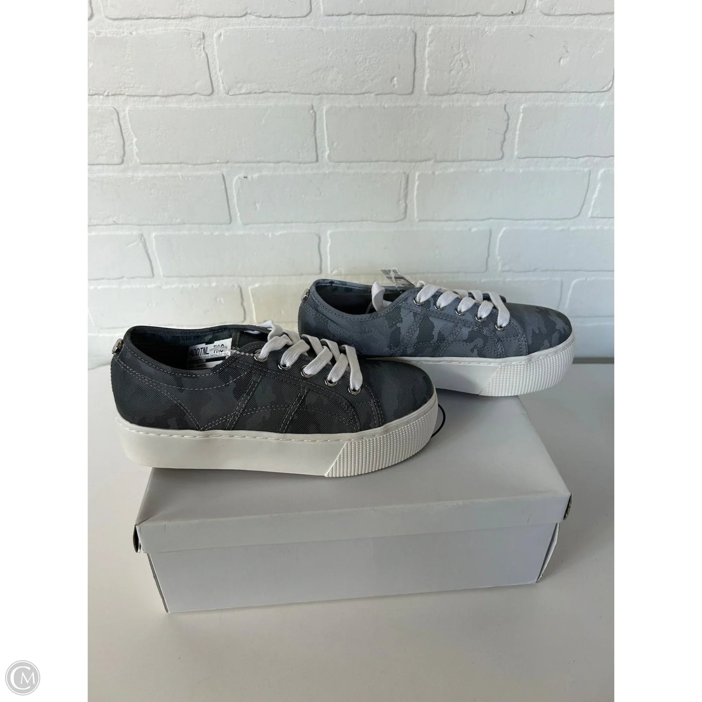 Shoes Sneakers By Steve Madden In Grey & White, Size: 6