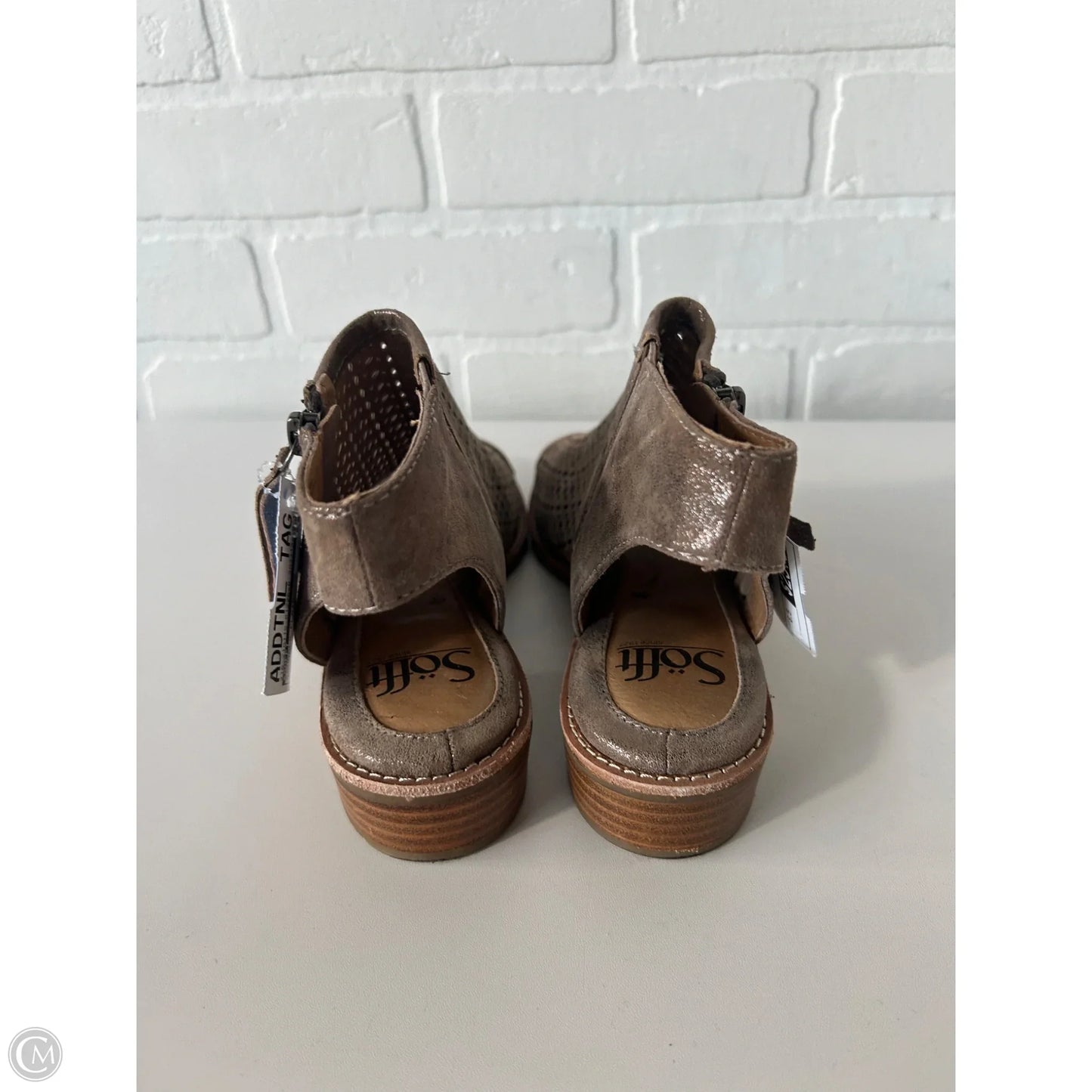 Sandals Flats By Sofft In Bronze, Size: 6.5