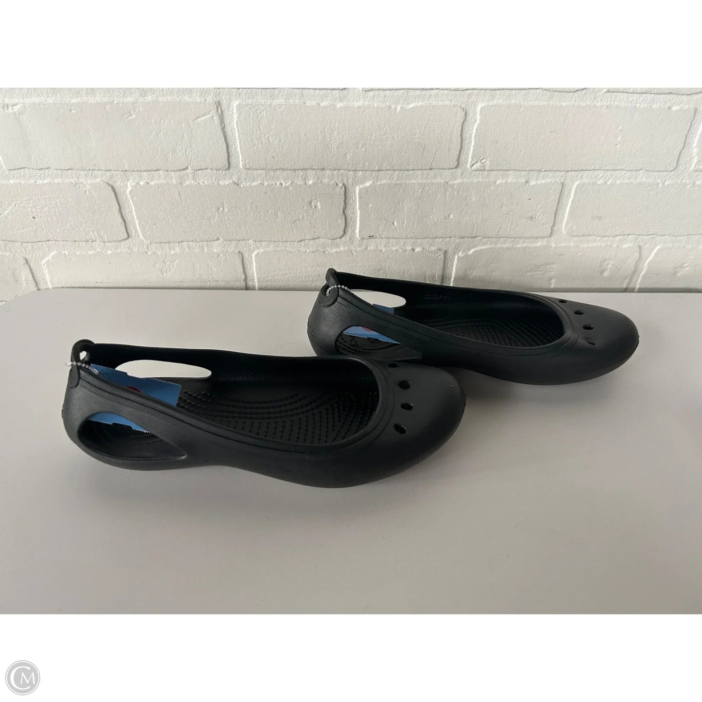 Shoes Flats By Crocs In Black, Size: 9