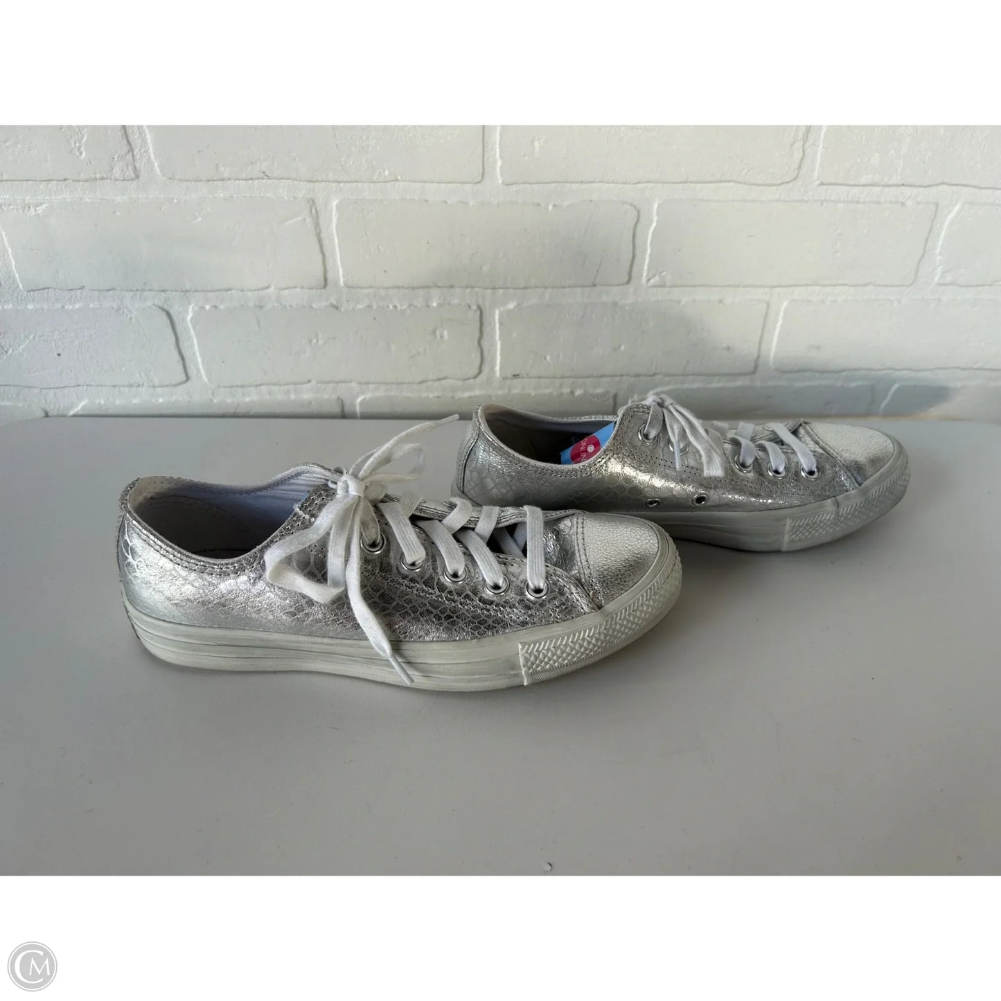 Shoes Sneakers By Converse In Silver & White, Size: 7.5