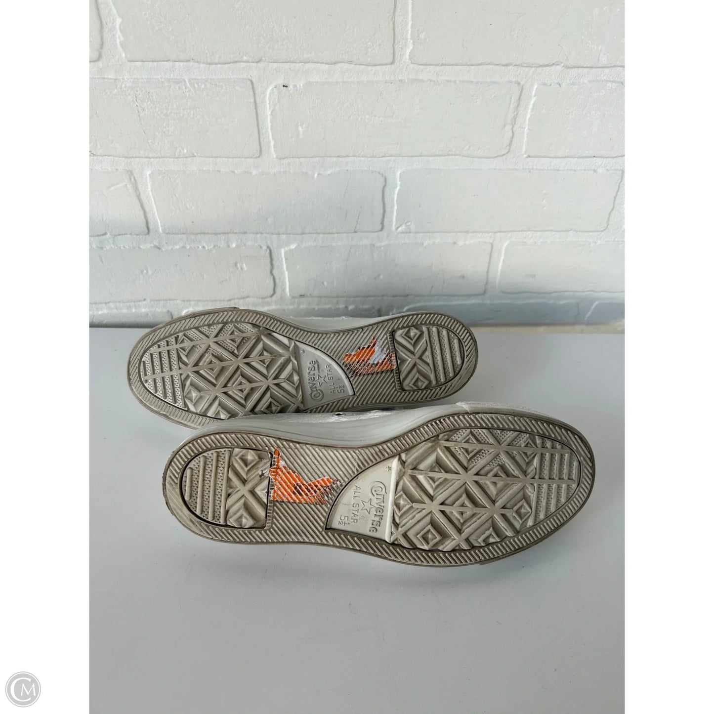 Shoes Sneakers By Converse In Silver & White, Size: 7.5