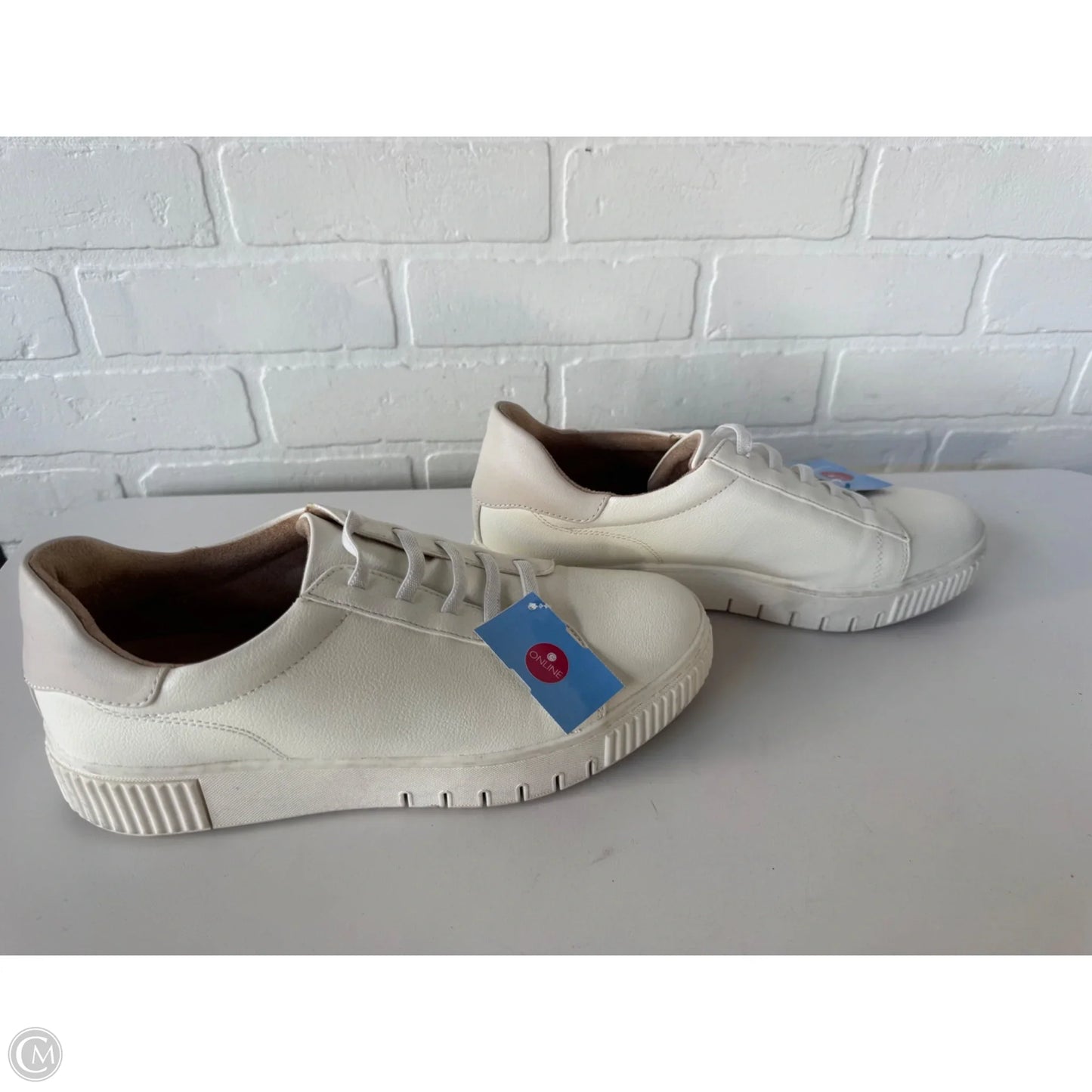 Shoes Sneakers By Naturalizer In White, Size: 10