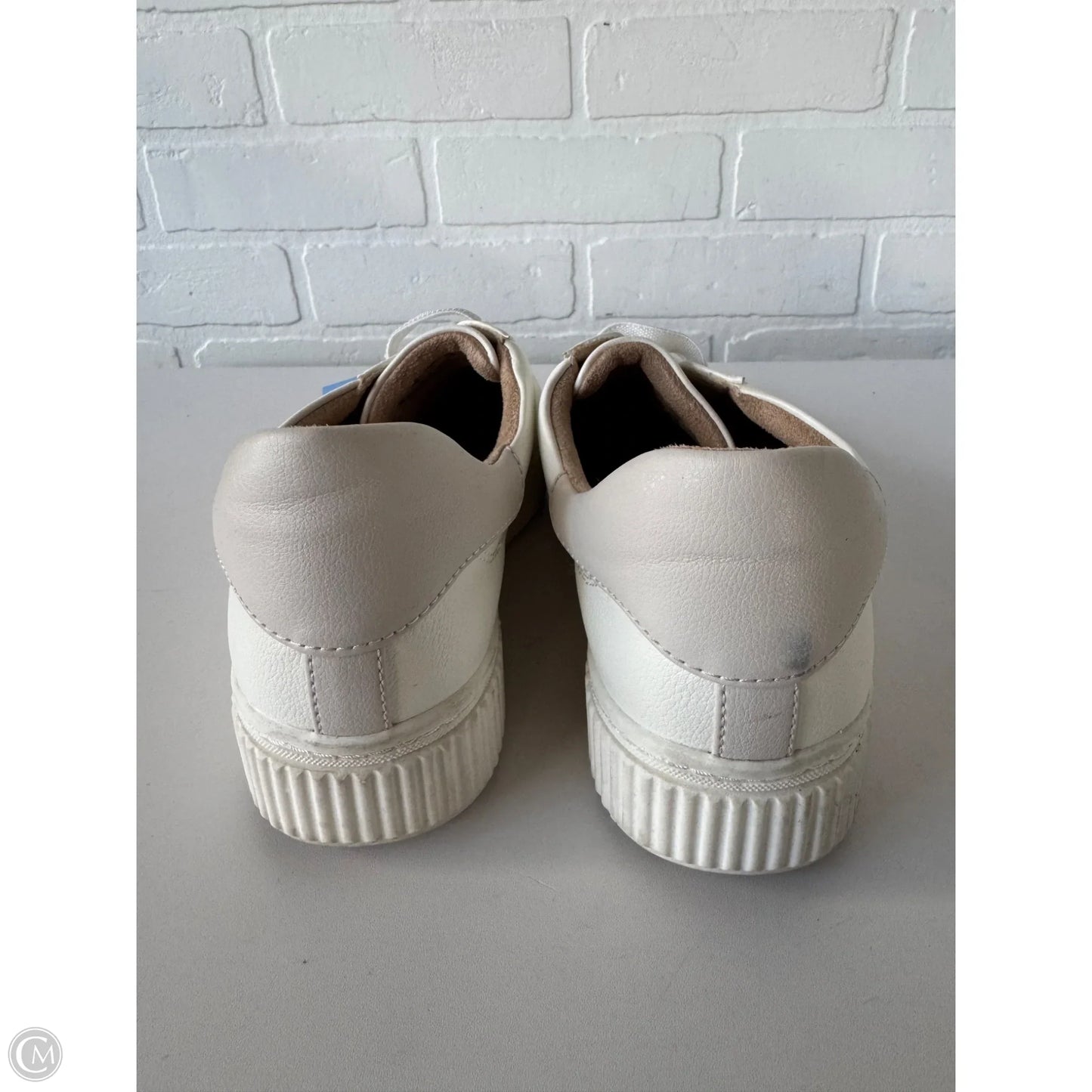 Shoes Sneakers By Naturalizer In White, Size: 10