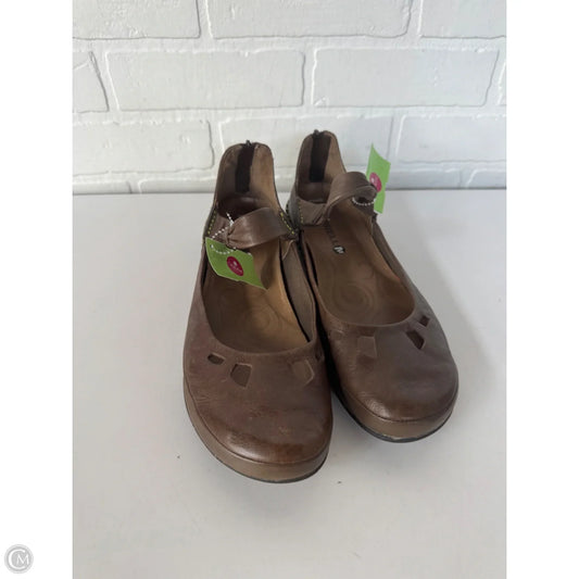 Shoes Flats By Merrell In Brown, Size: 10