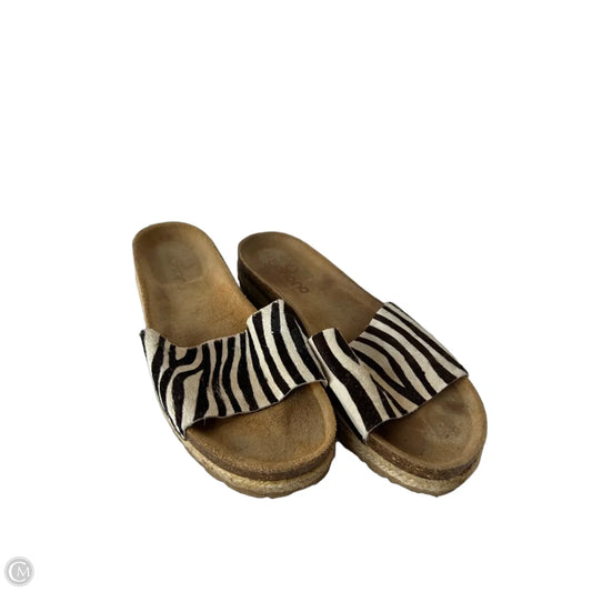 Sandals Flats By Clothes Mentor In Zebra Print, Size: 9