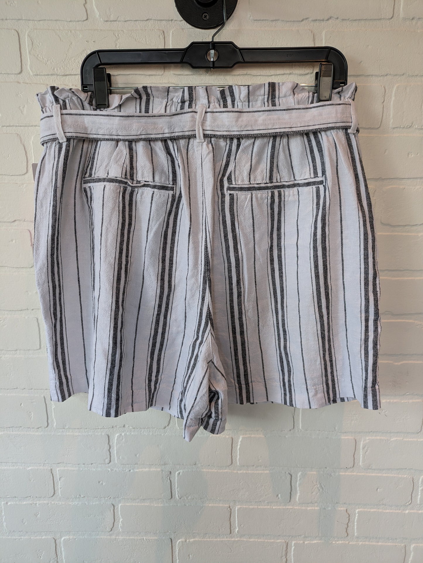 Shorts By Old Navy In Grey & White, Size: 16