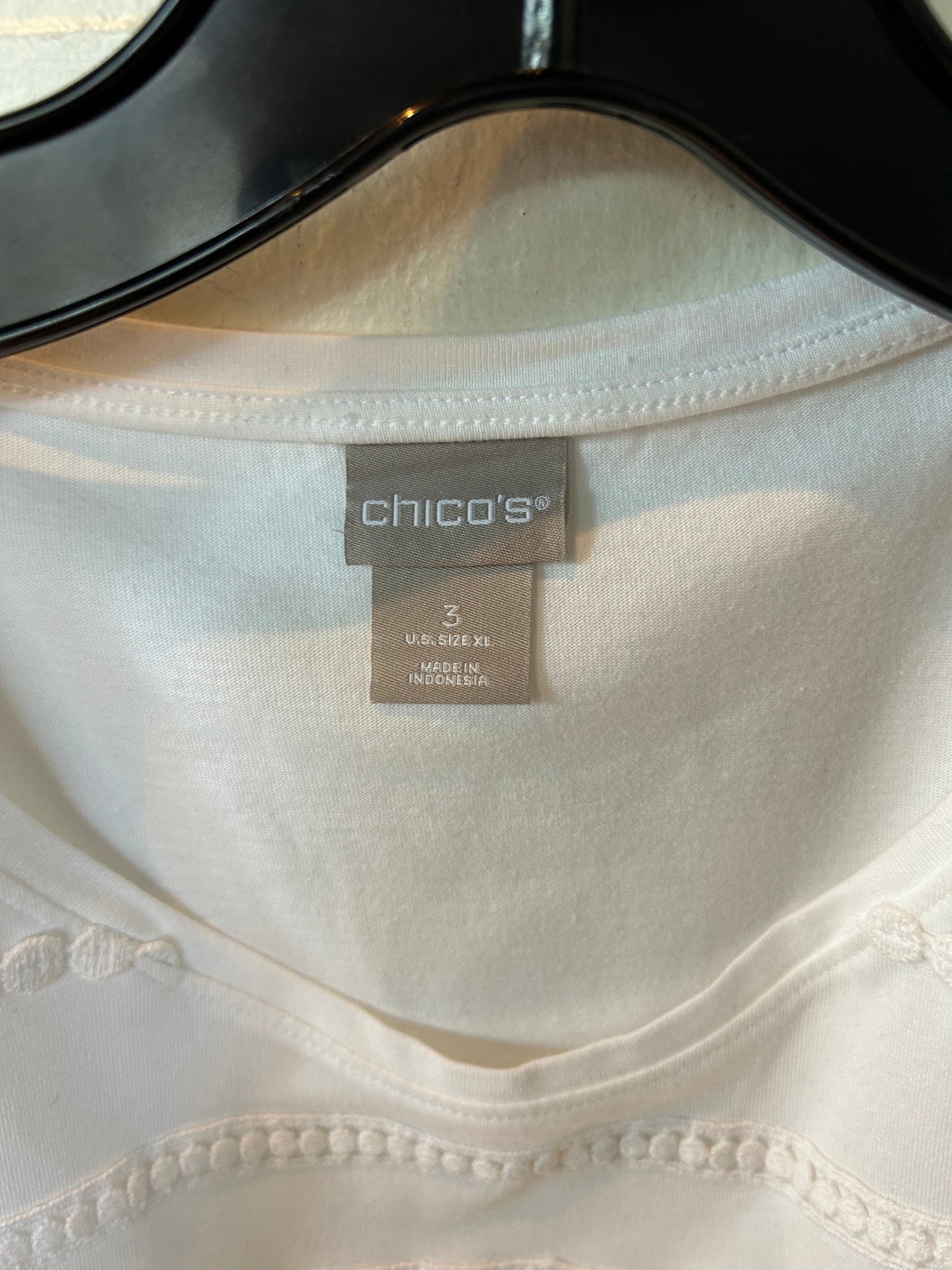 Top Short Sleeve By Chicos In White, Size: Xl