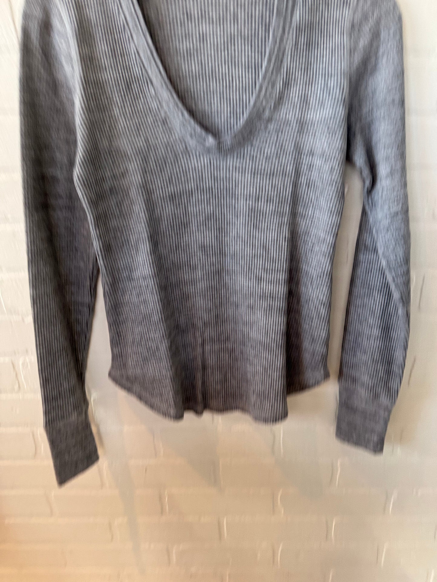 Top Long Sleeve By Splendid In Grey, Size: M