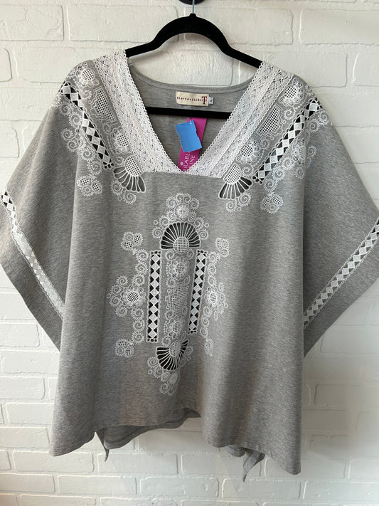 Poncho By Love And Liberty In Grey, Size: L