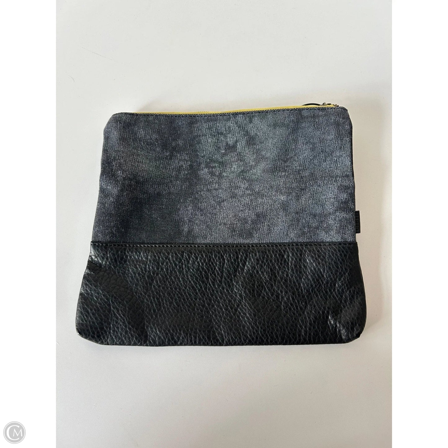 Clutch By Clothes Mentor, Size: Medium