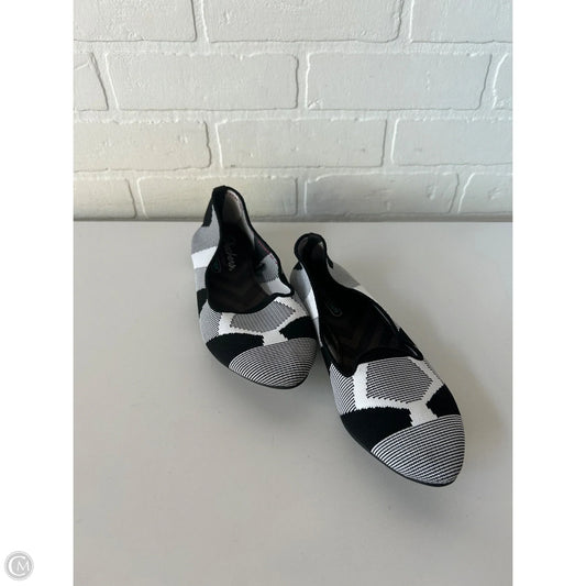Shoes Flats By Skechers In Black & White, Size: 6.5