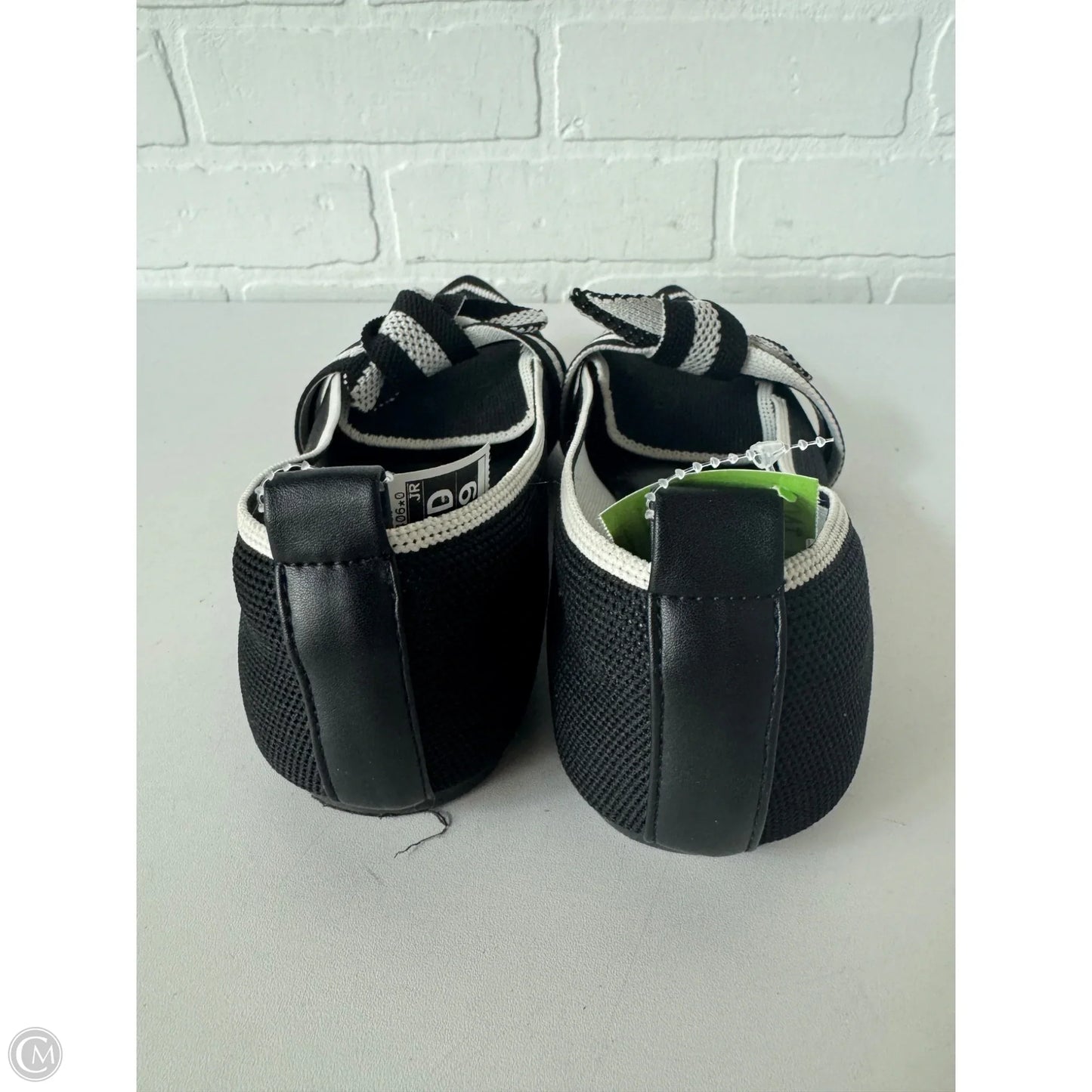 Shoes Flats By Tahari In Black & White, Size: 9