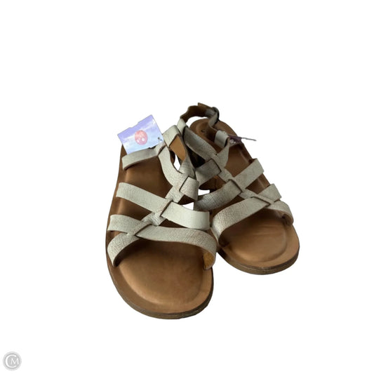 Sandals Flats By Sofft In Cream, Size: 11