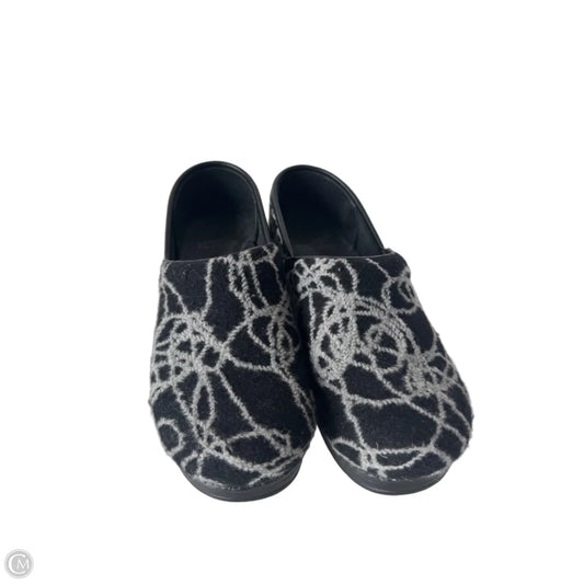 Shoes Flats By Dansko In Black & Grey, Size: 6.5