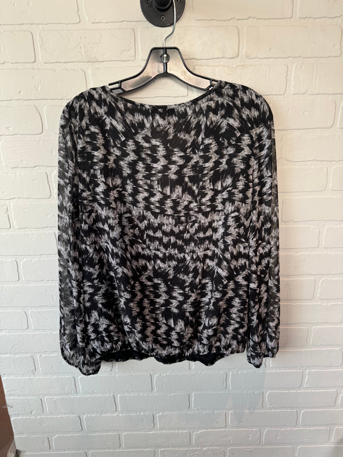 Top Long Sleeve By Vince Camuto In Black White, Size: M