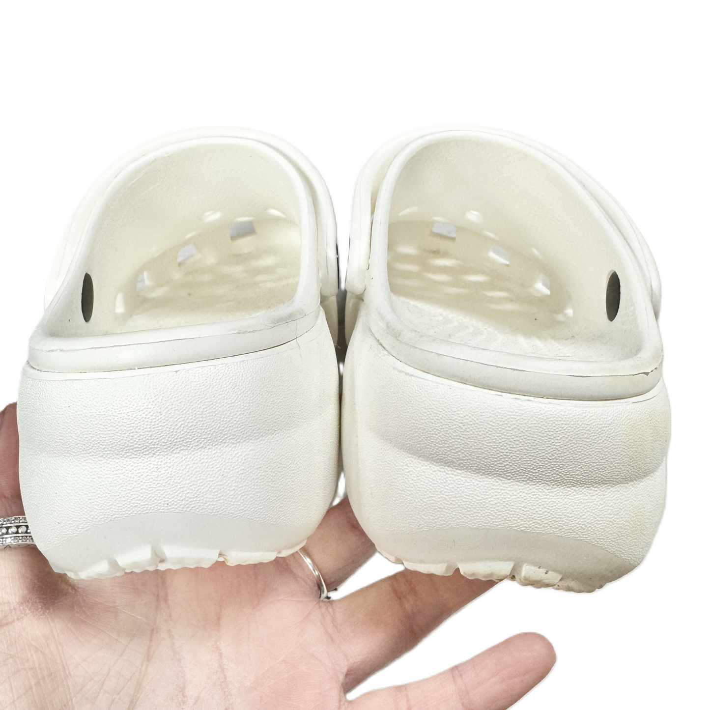 Shoes Flats By Crocs In White, Size: 6