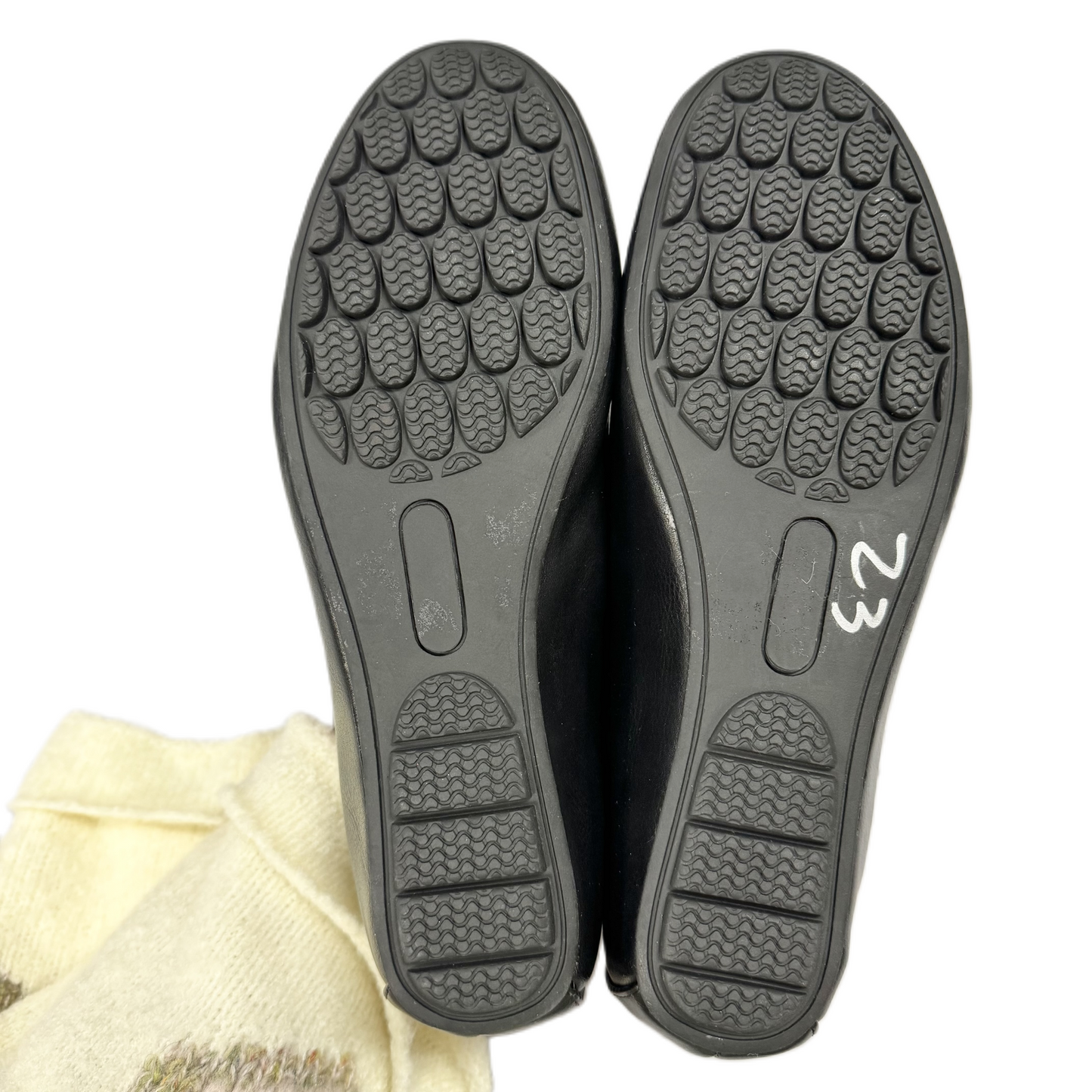 Shoes Flats By Bare Traps In Black, Size: 7.5