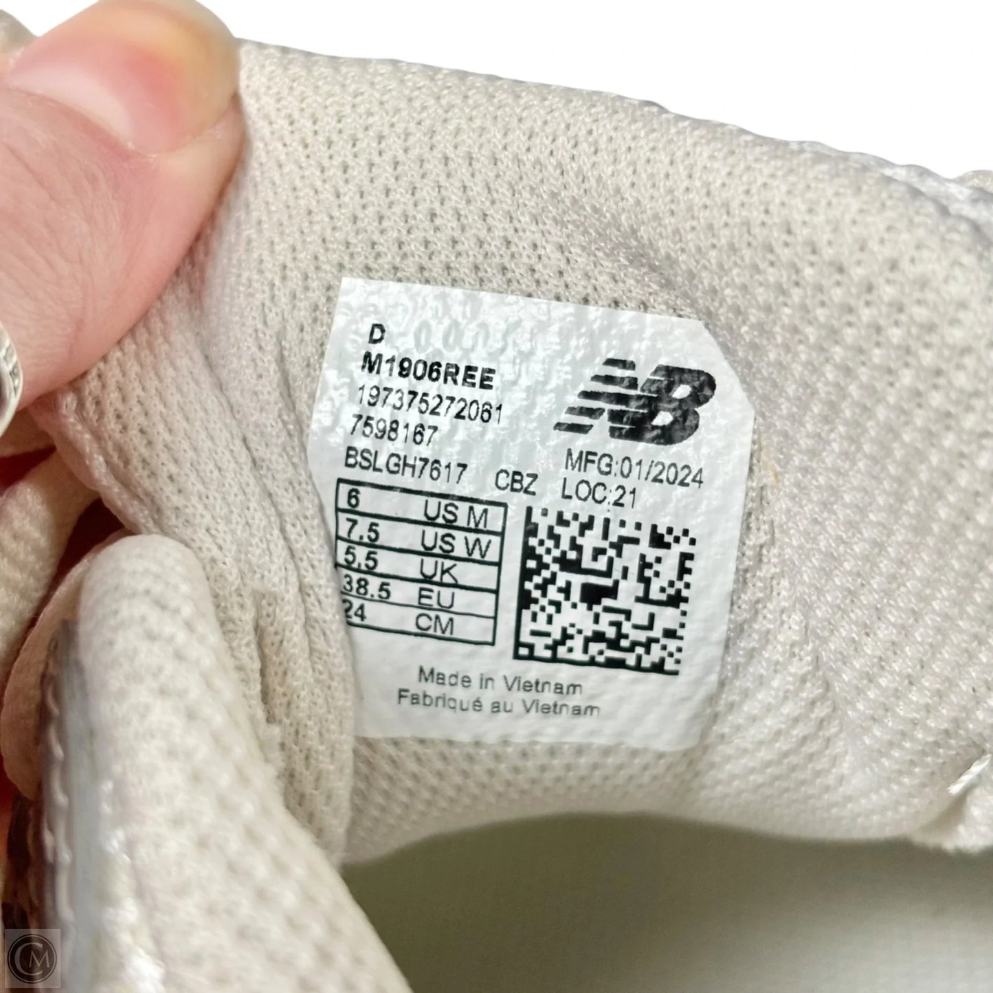 Shoes Sneakers By New Balance In Grey & White, Size: 7.5