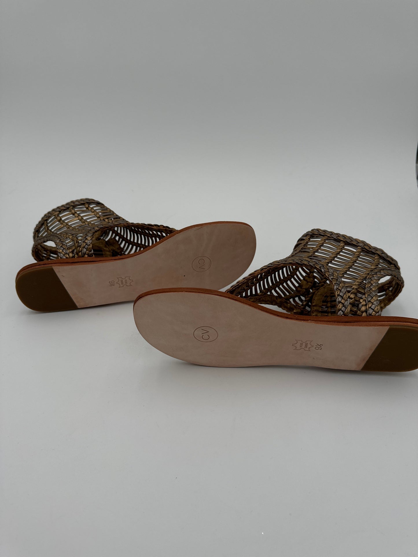 Sandals Flats By Cynthia Vincent In Brown & Gold, Size: 9.5