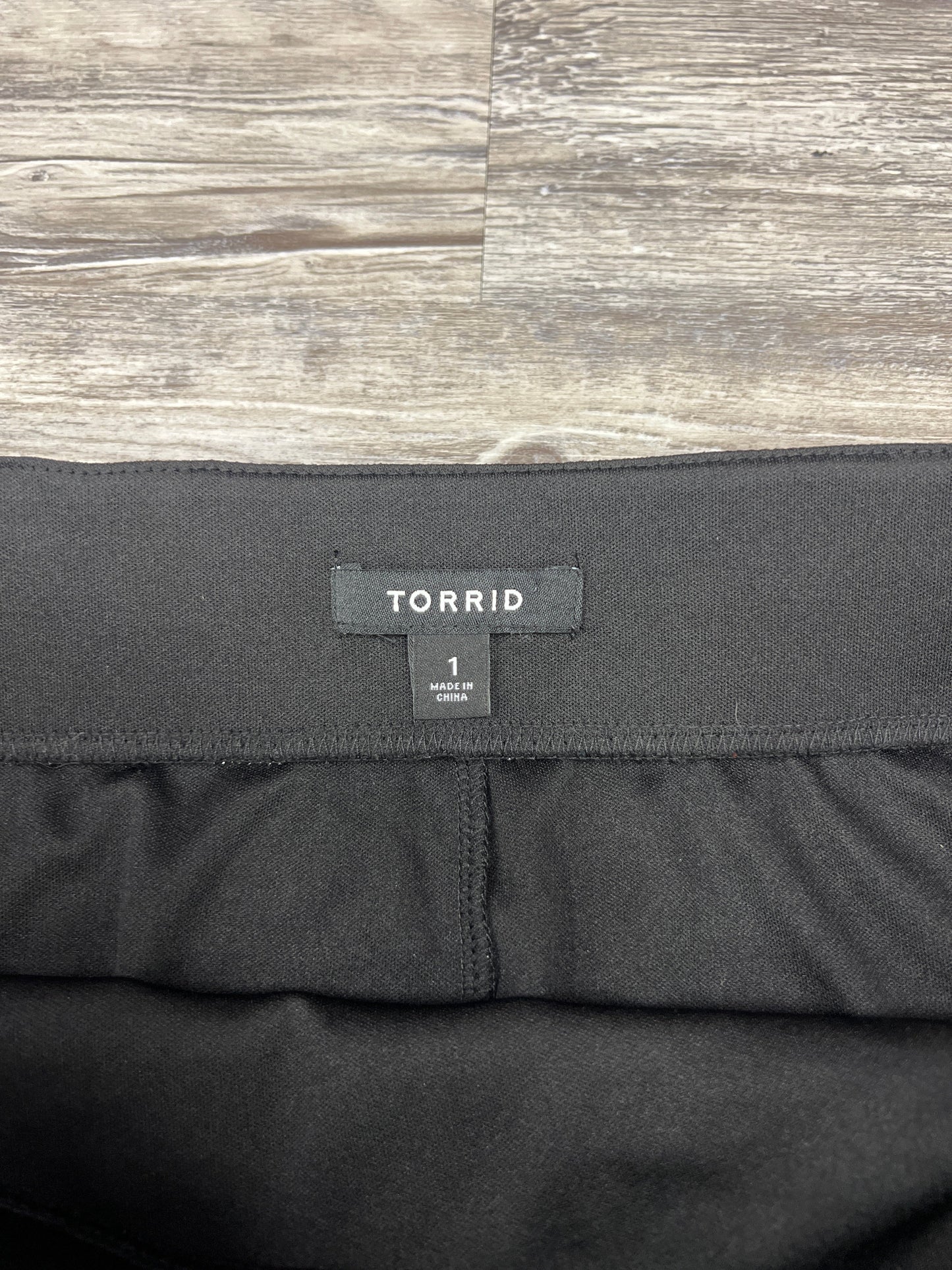 Skirt Mini & Short By Torrid In Black & Silver, Size: 1x